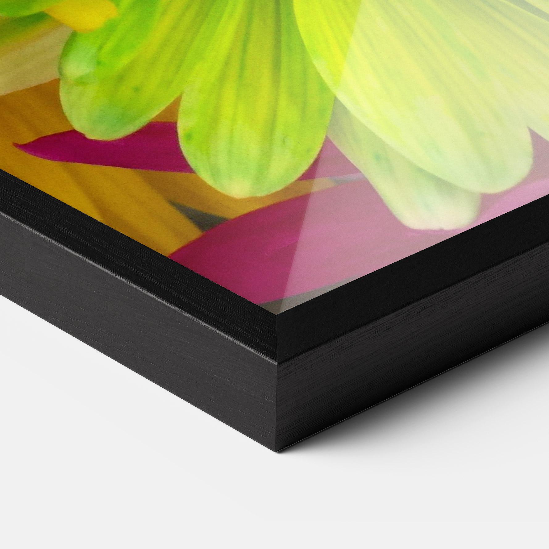 Gerahmte Poster Three Shades Of Flower mockup 3