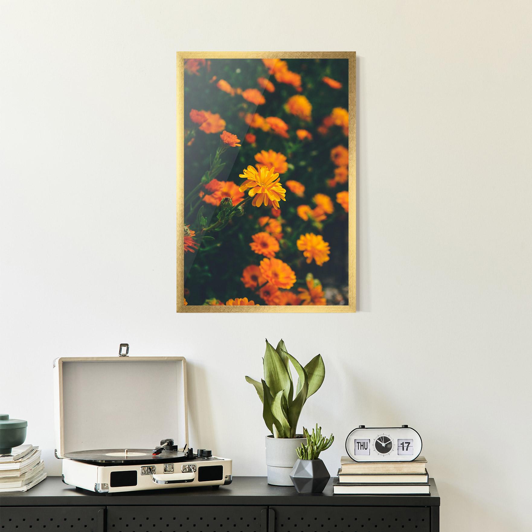 Gerahmte Poster Garden Orange Flowers mockup 2