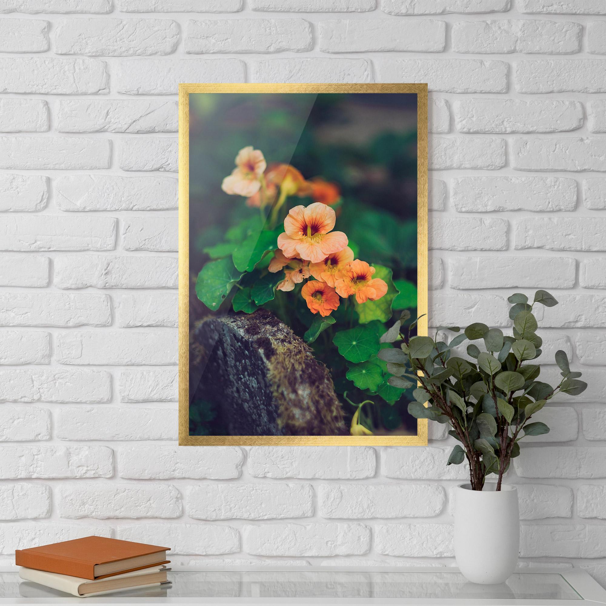 Gerahmte Poster Small Pink Flowers mockup 5