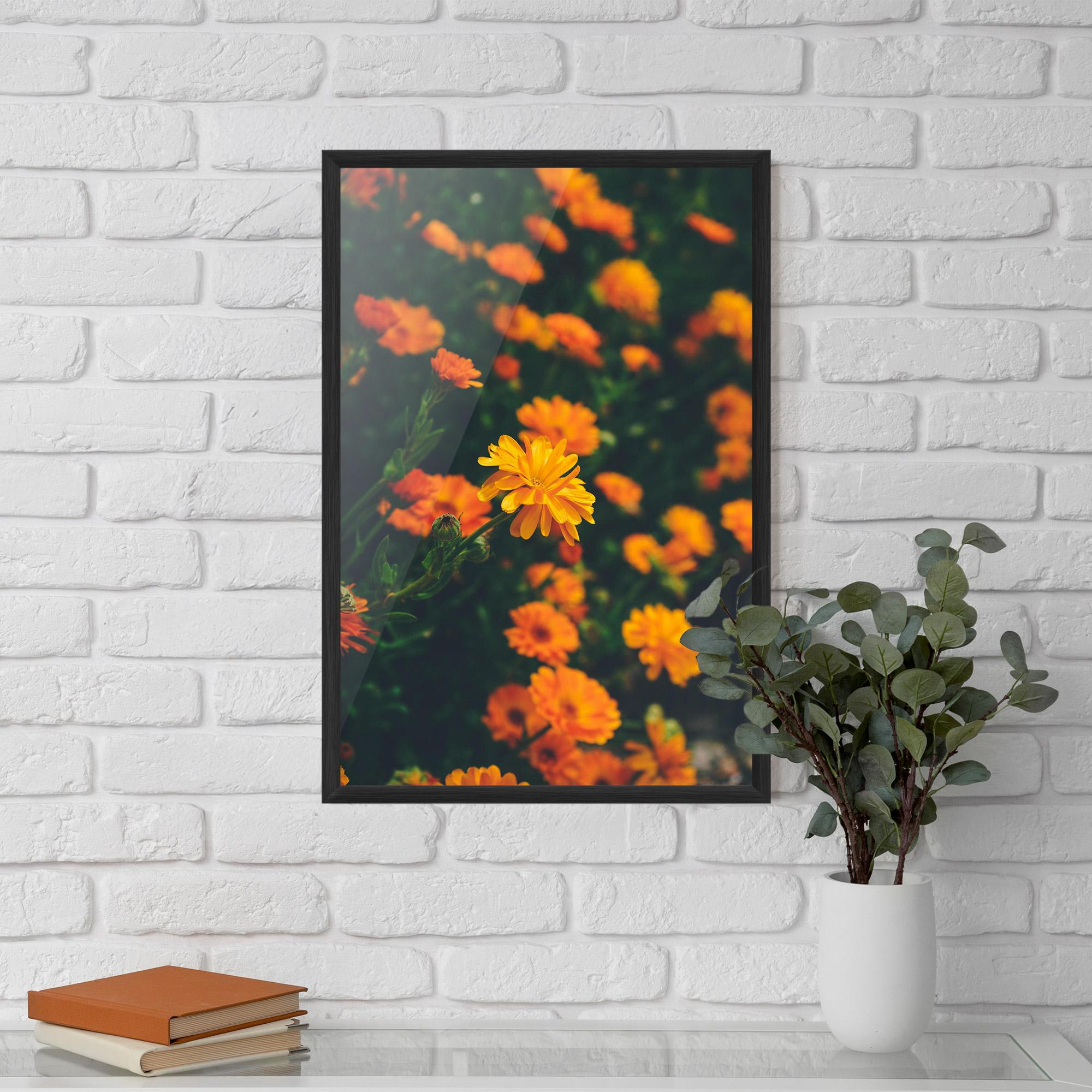 Gerahmte Poster Garden Orange Flowers mockup 5