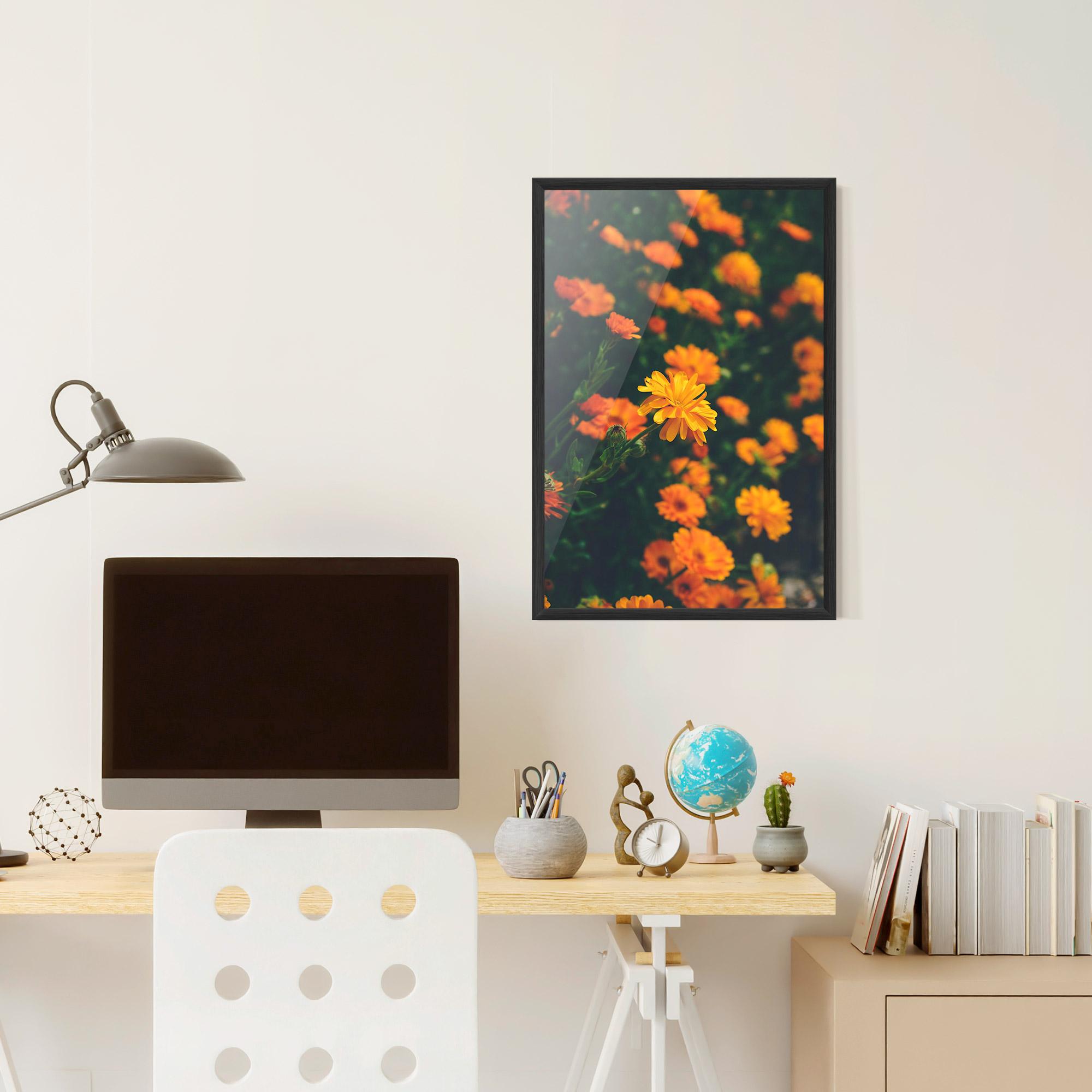Gerahmte Poster Garden Orange Flowers mockup 6