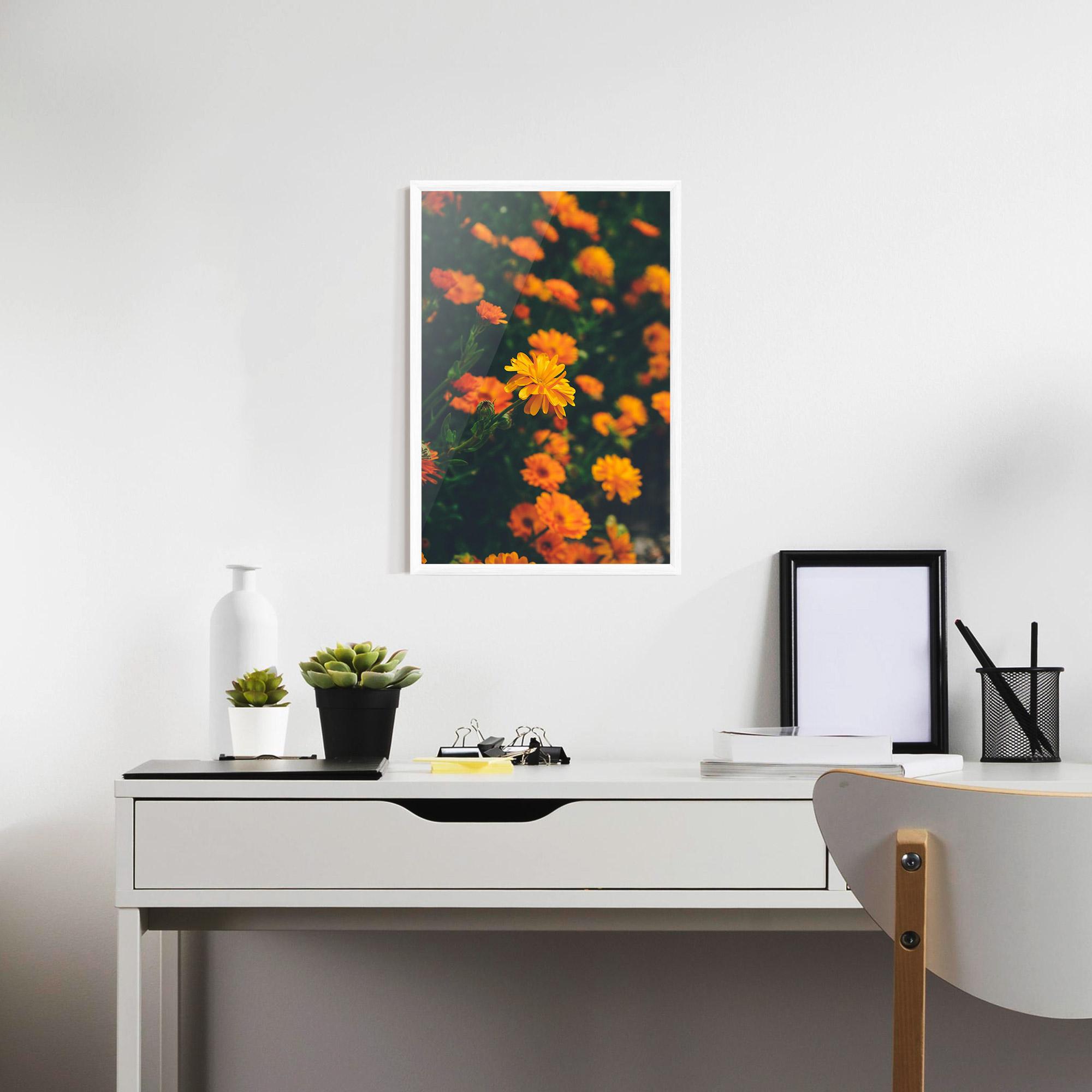Gerahmte Poster Garden Orange Flowers mockup 7
