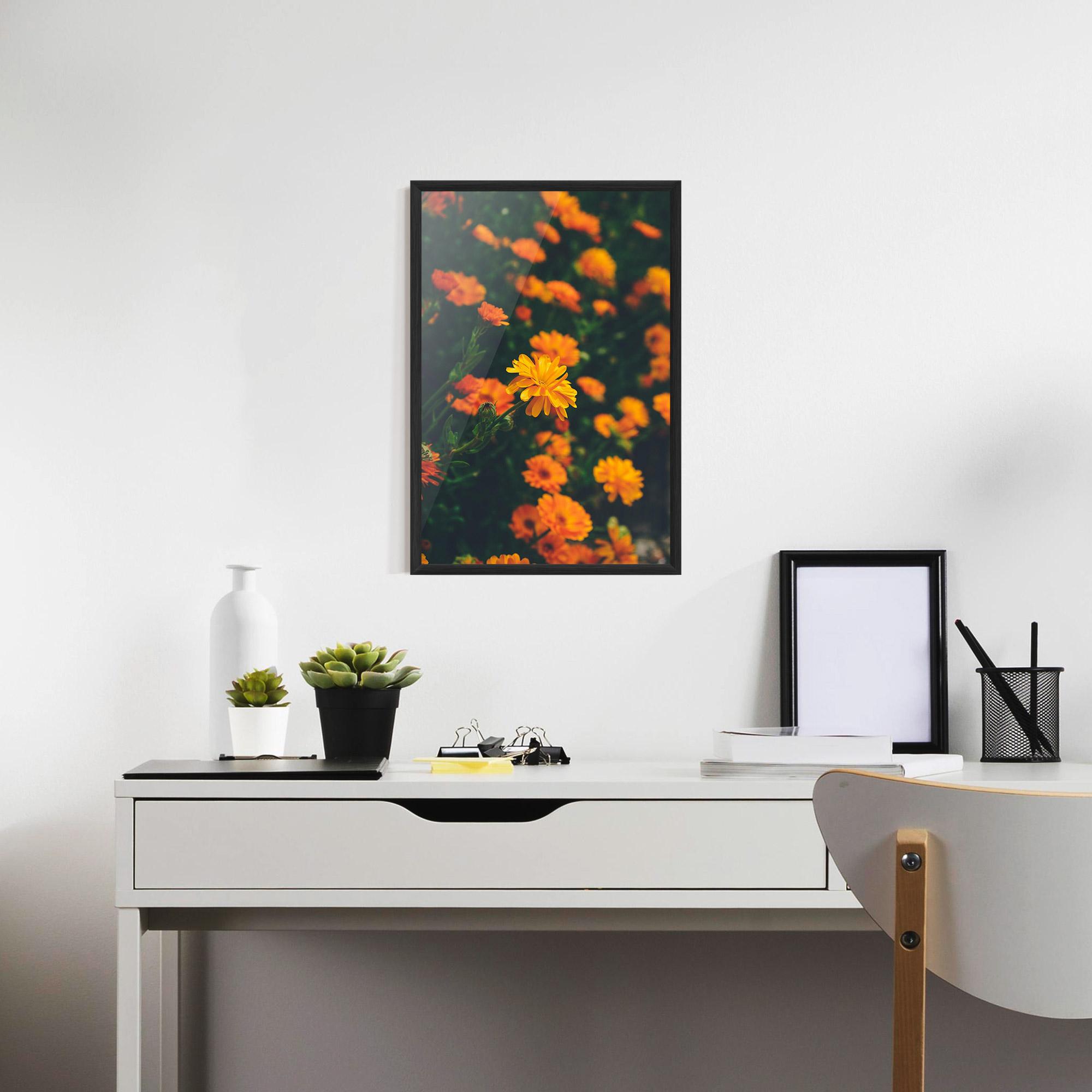 Gerahmte Poster Garden Orange Flowers mockup 7