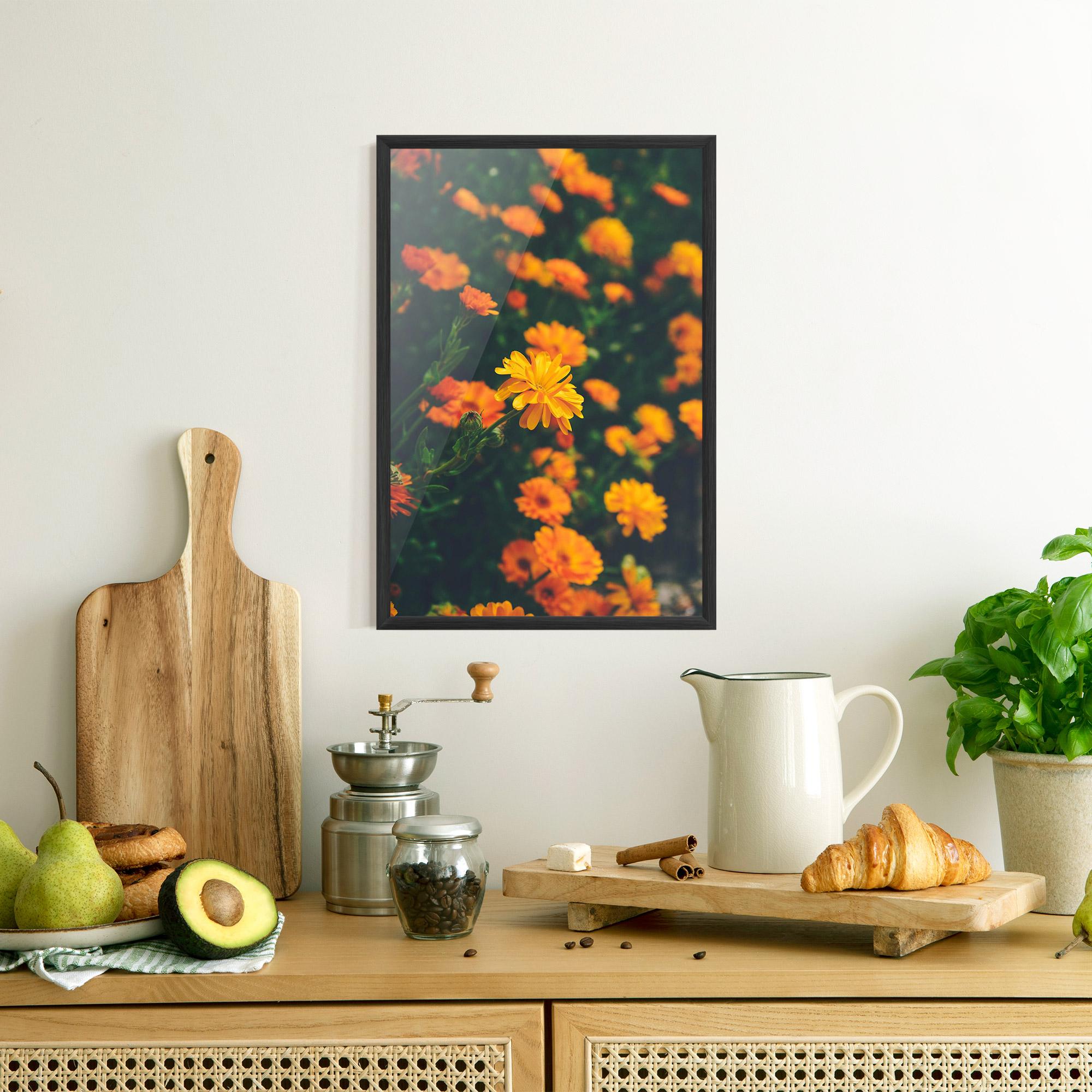 Gerahmte Poster Garden Orange Flowers mockup 8
