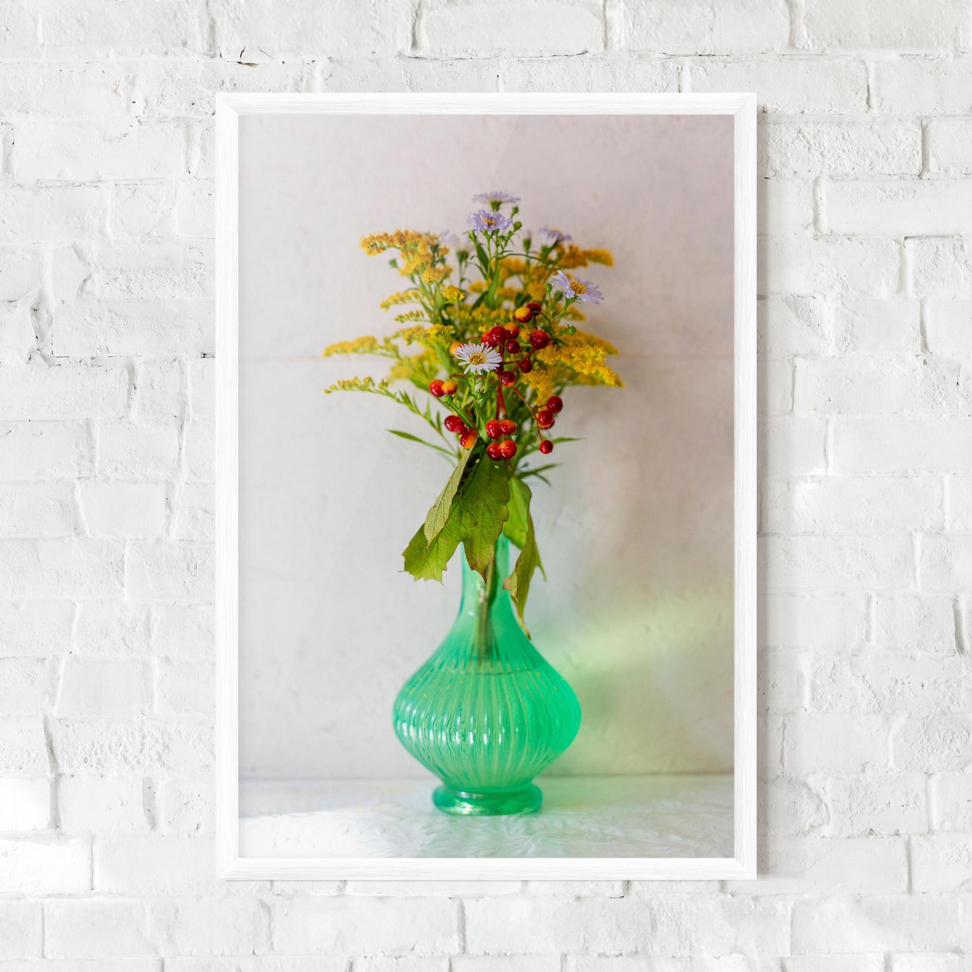 Gerahmte Poster Green Pretty Vase mockup 0