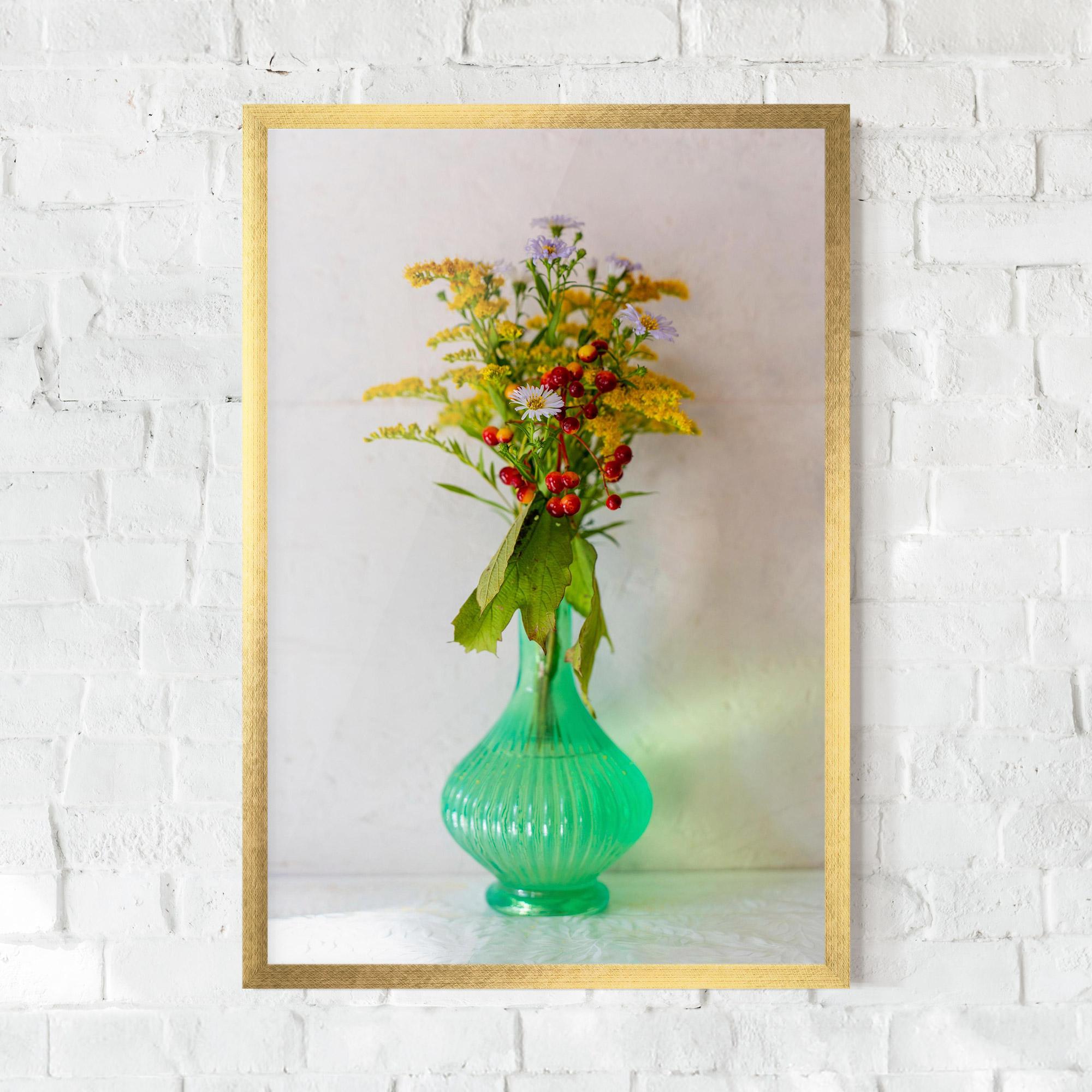 Gerahmte Poster Green Pretty Vase mockup 0
