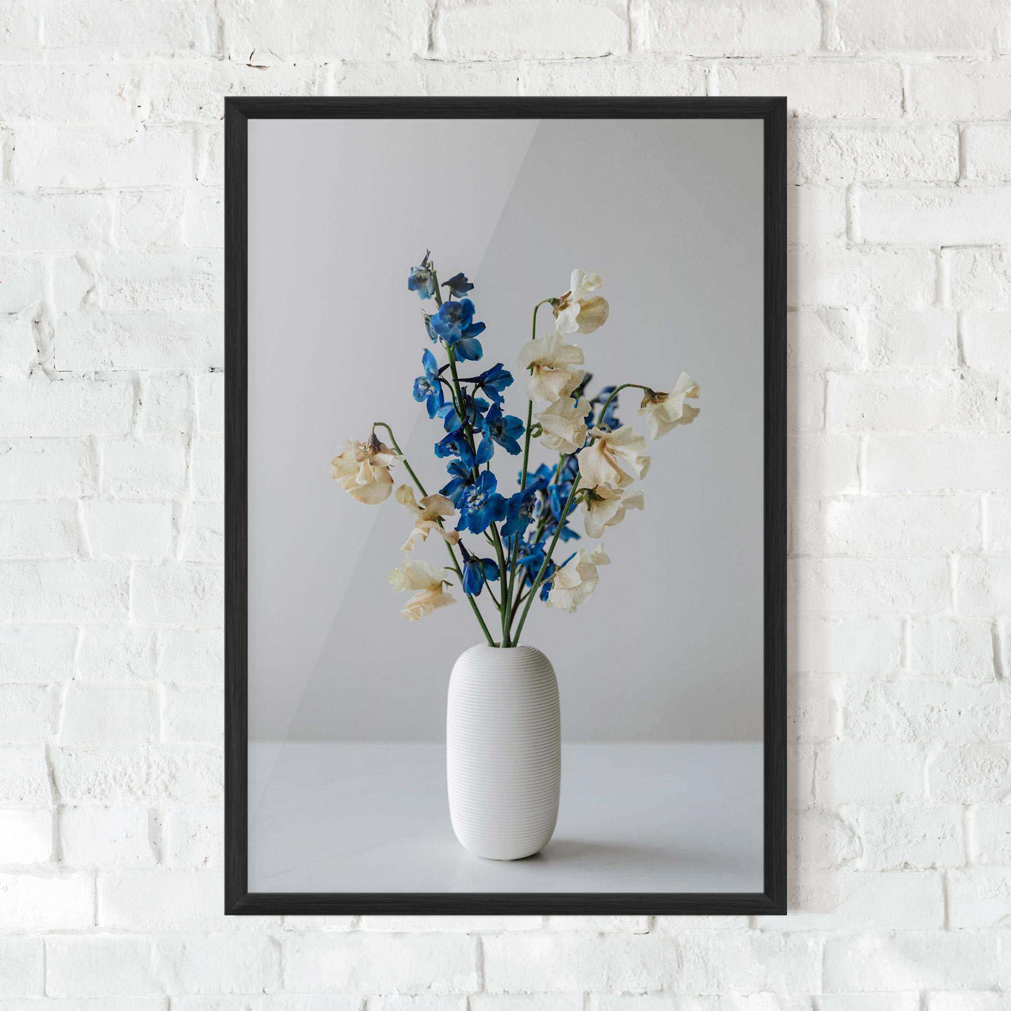 Gerahmte Poster Blue White Vase mockup 0