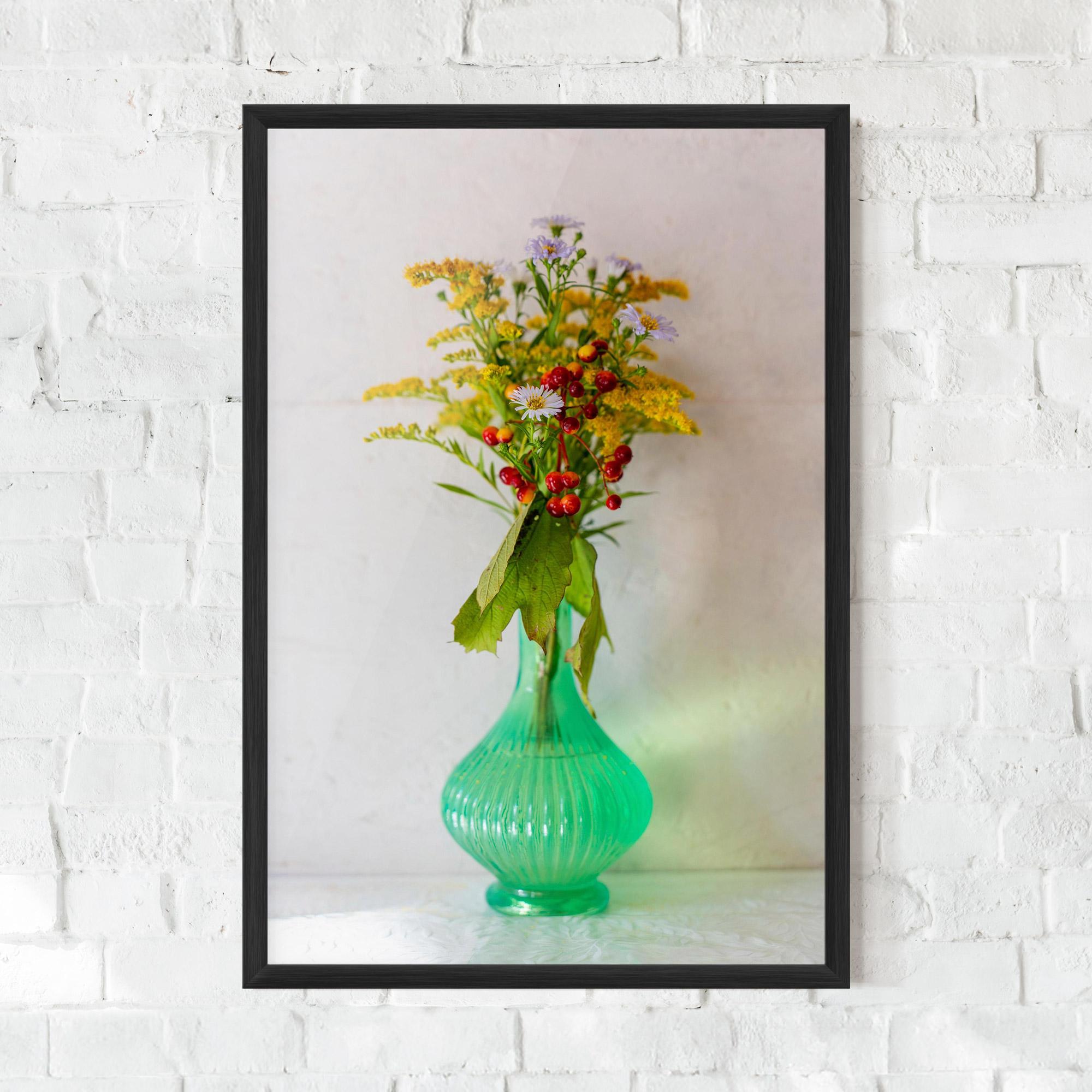 Gerahmte Poster Green Pretty Vase mockup 0