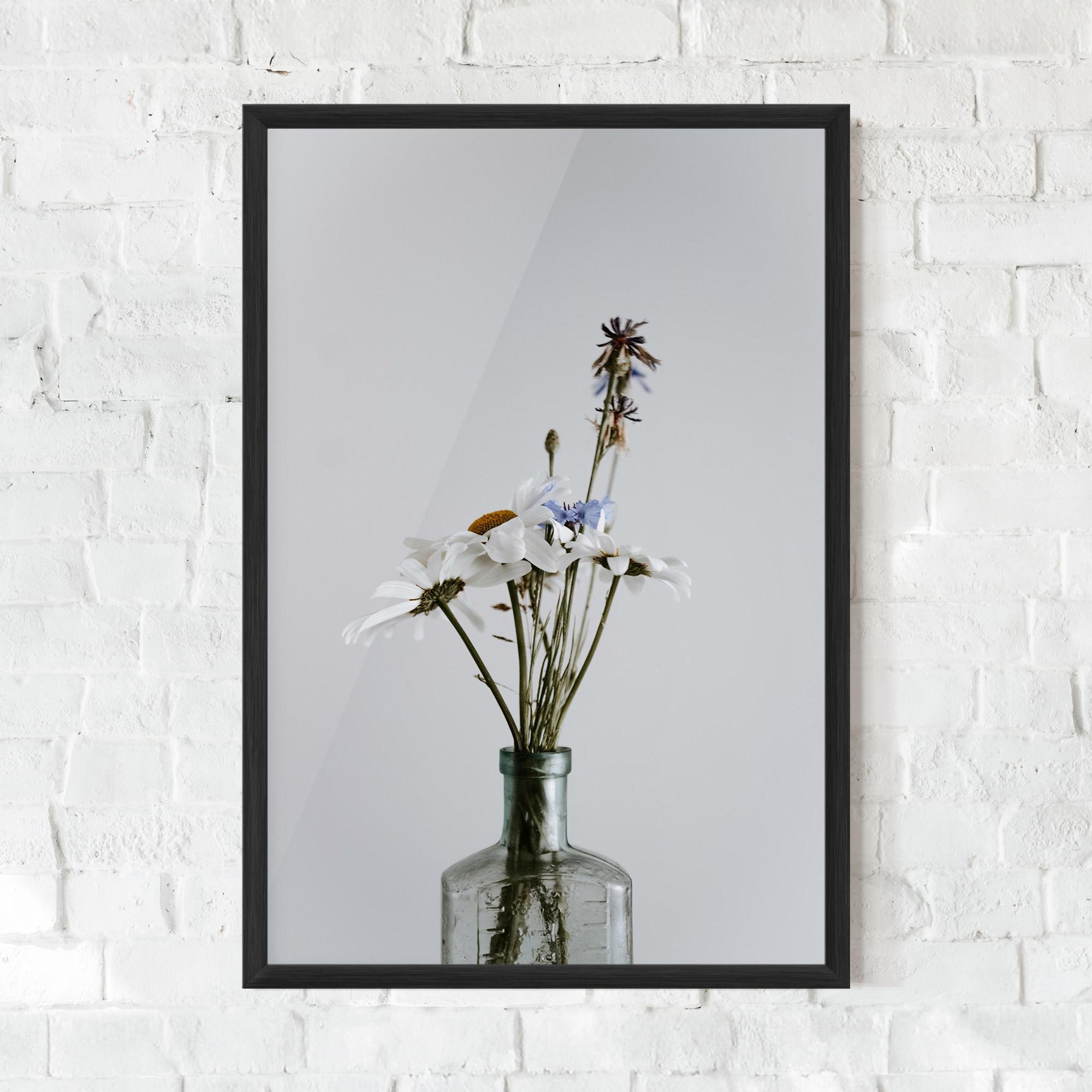 Gerahmte Poster White Flower Vase mockup 0