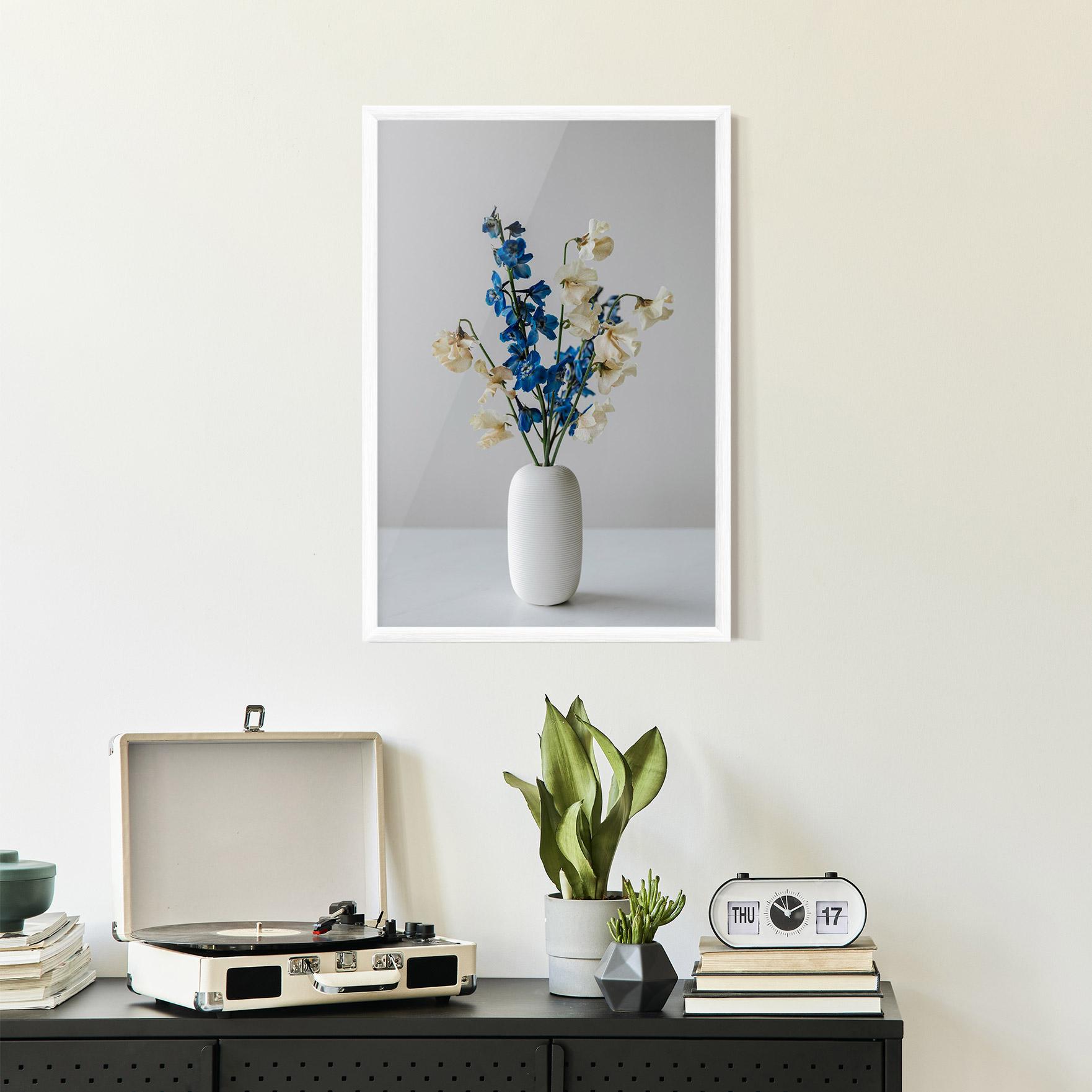 Gerahmte Poster Blue White Vase mockup 2