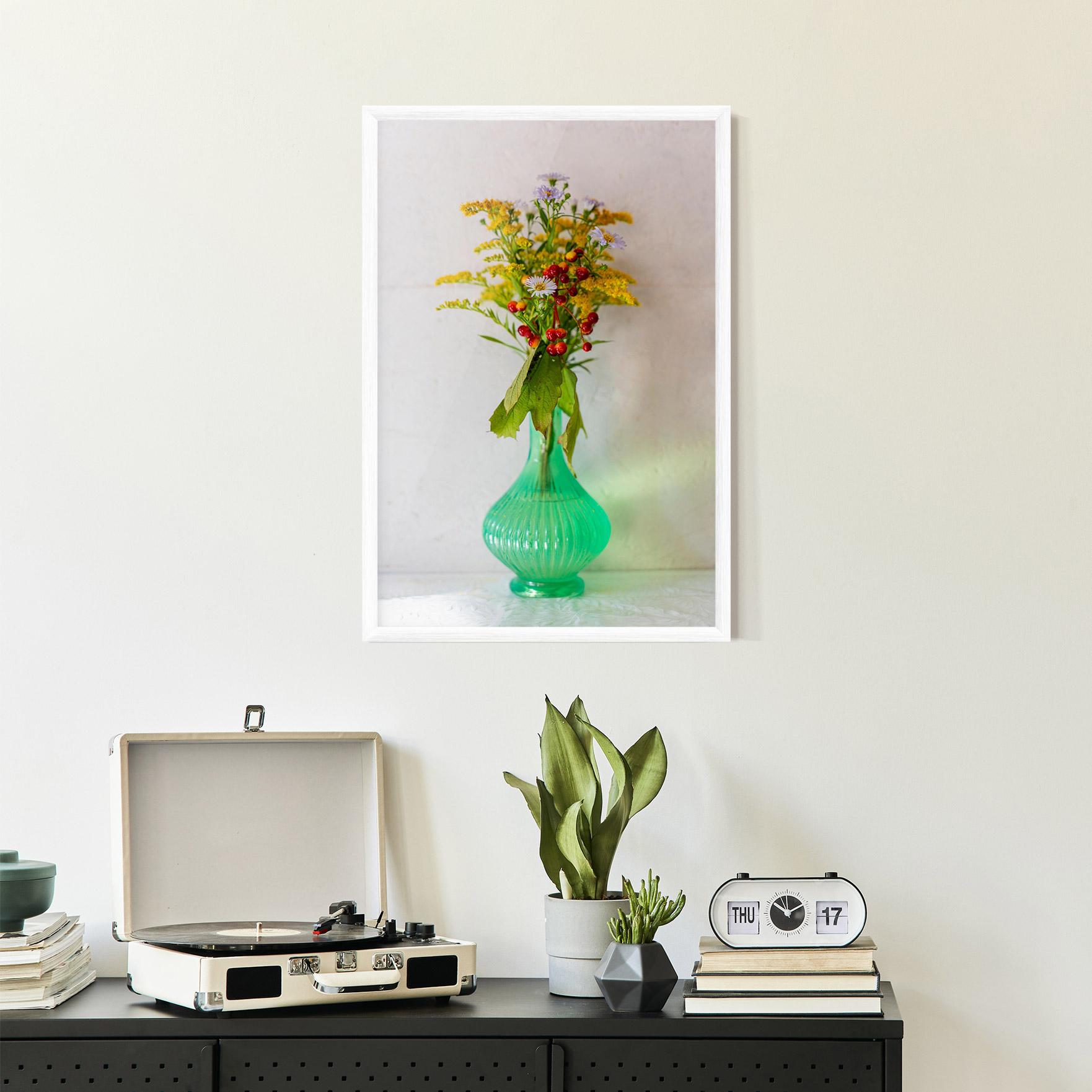 Gerahmte Poster Green Pretty Vase mockup 2
