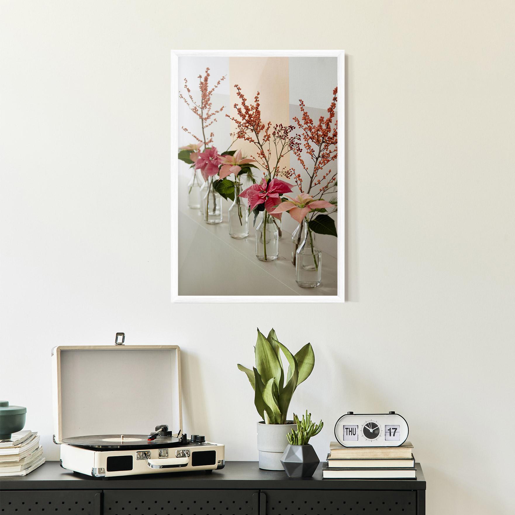 Gerahmte Poster Pink Red Flower Vase mockup 2