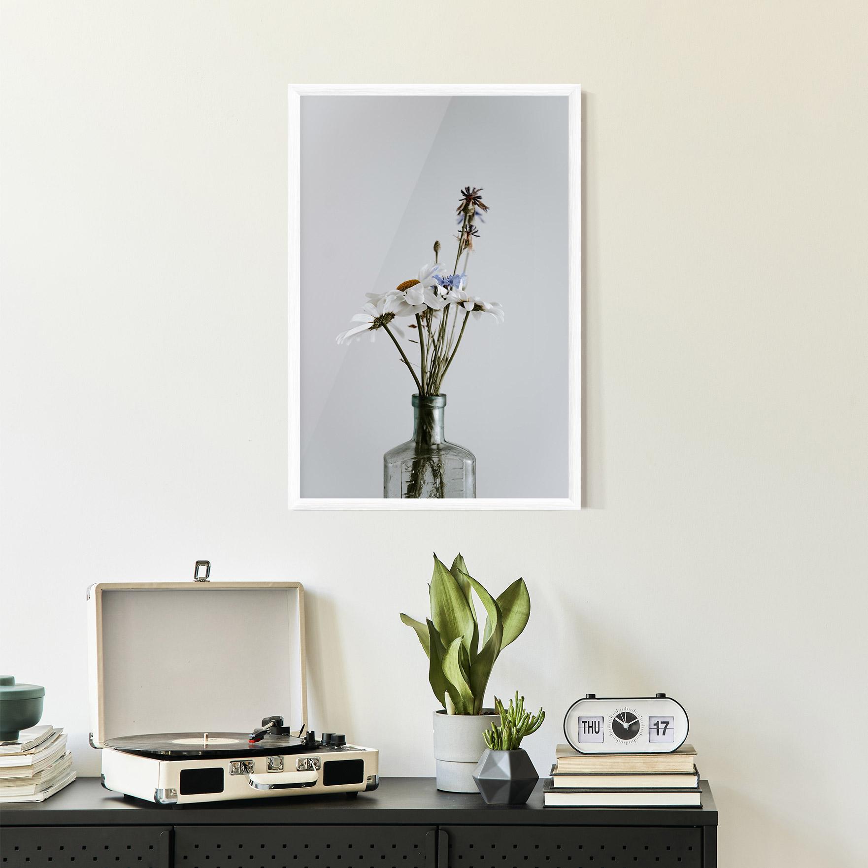 Gerahmte Poster White Flower Vase mockup 2