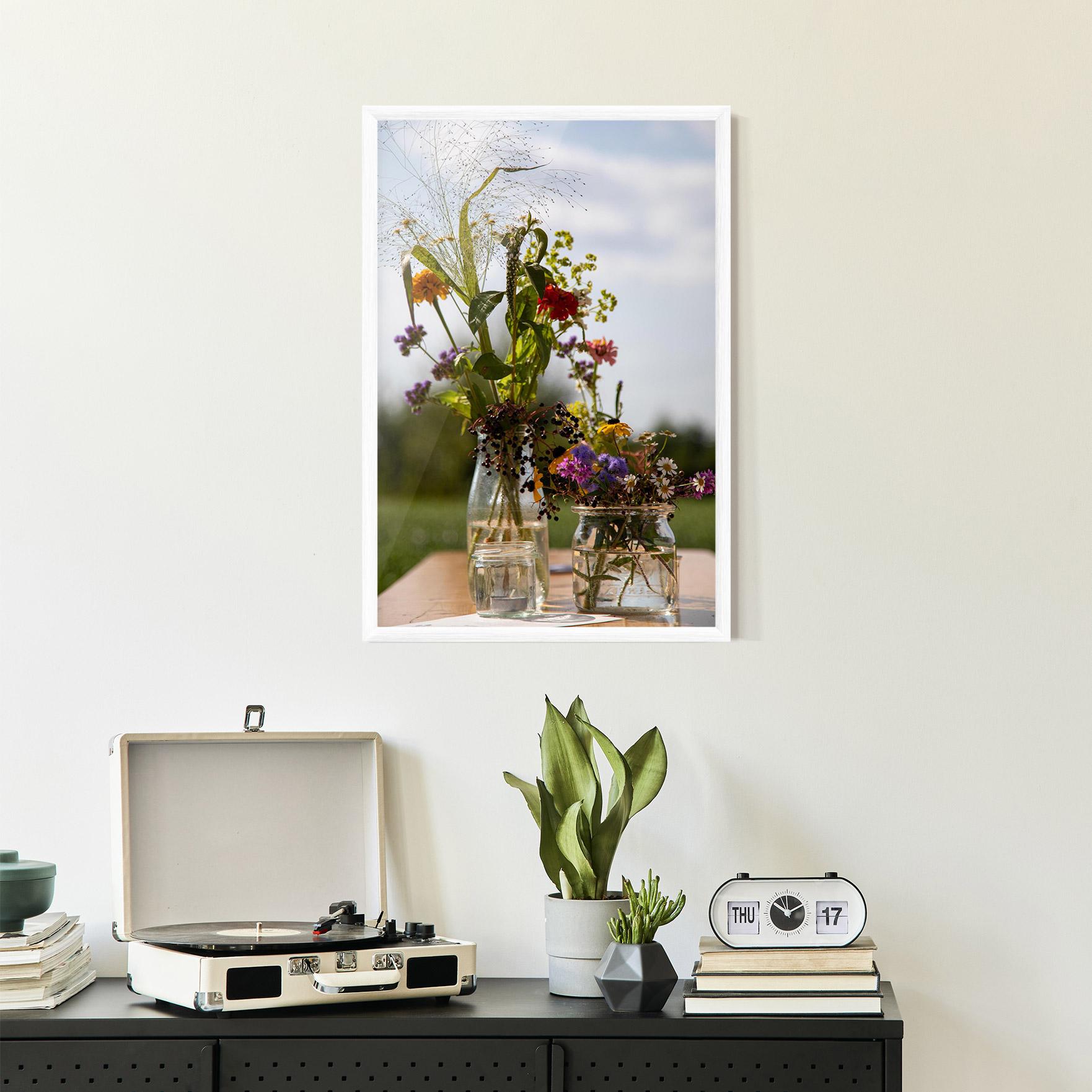 Gerahmte Poster Wild Flowers Vase mockup 2