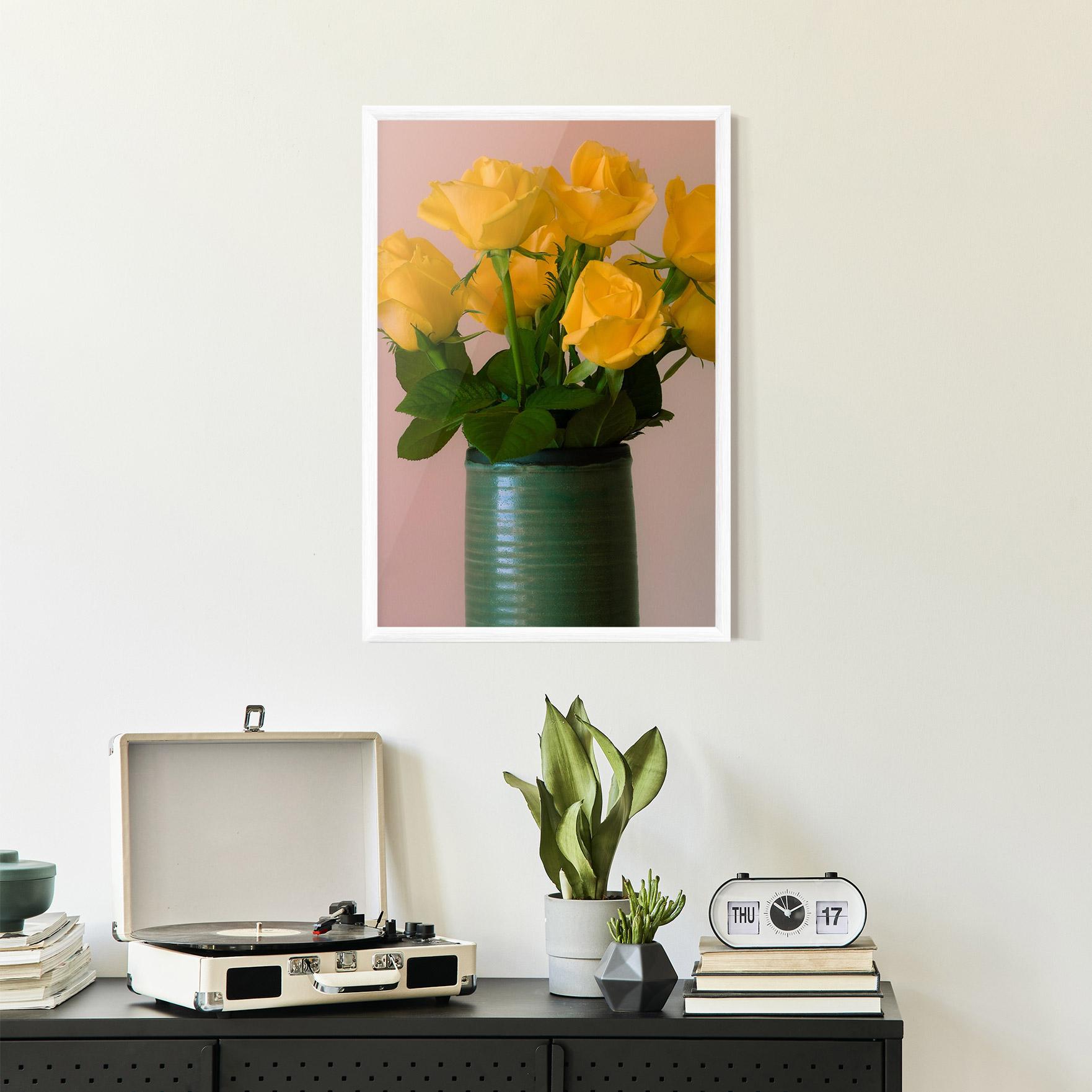 Gerahmte Poster Yellow Roses Vase mockup 2