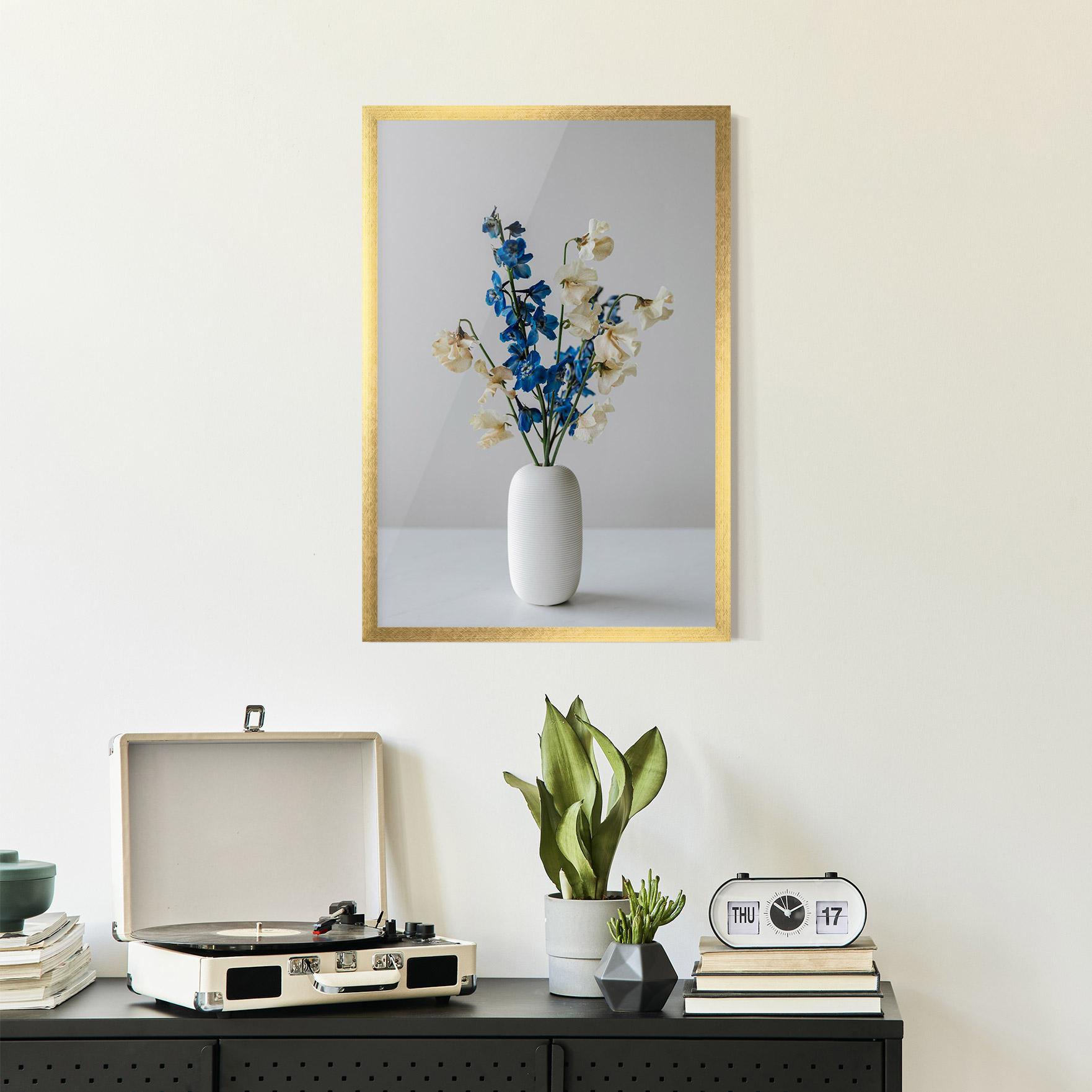 Gerahmte Poster Blue White Vase mockup 2