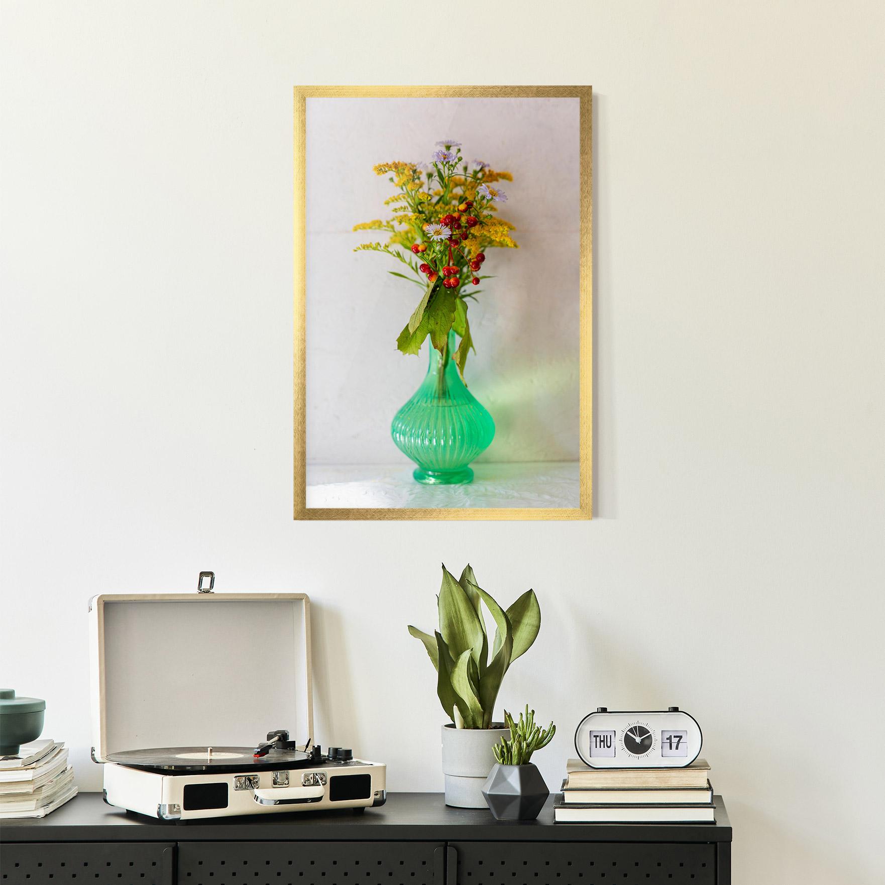 Gerahmte Poster Green Pretty Vase mockup 2