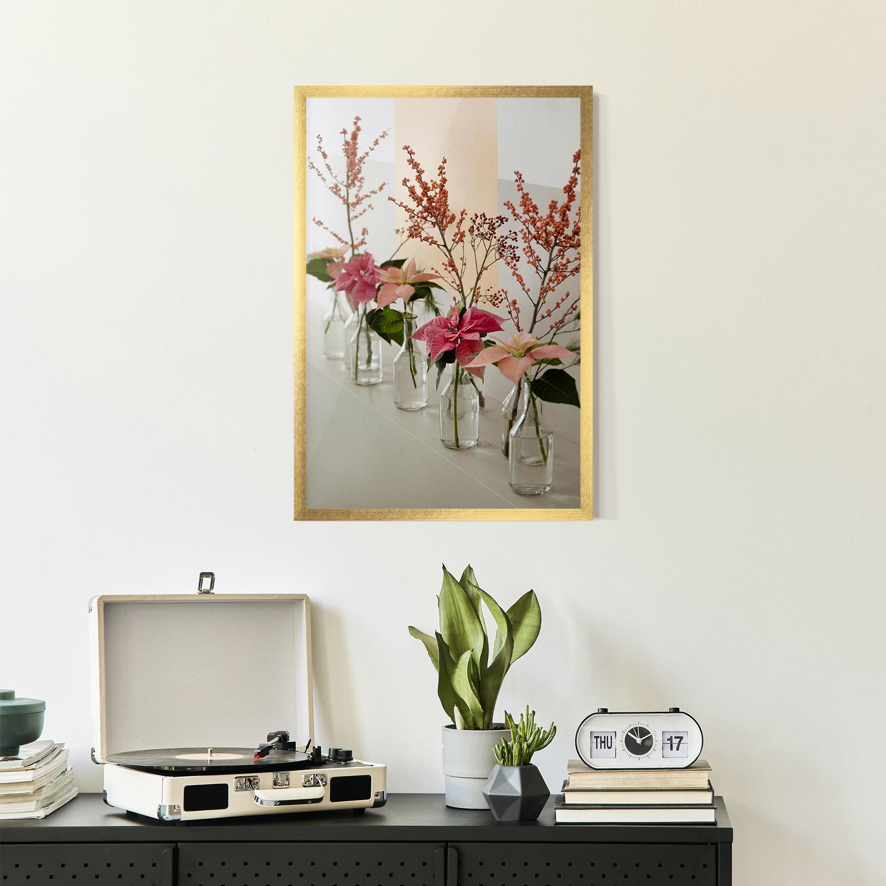 Gerahmte Poster Pink Red Flower Vase mockup 2