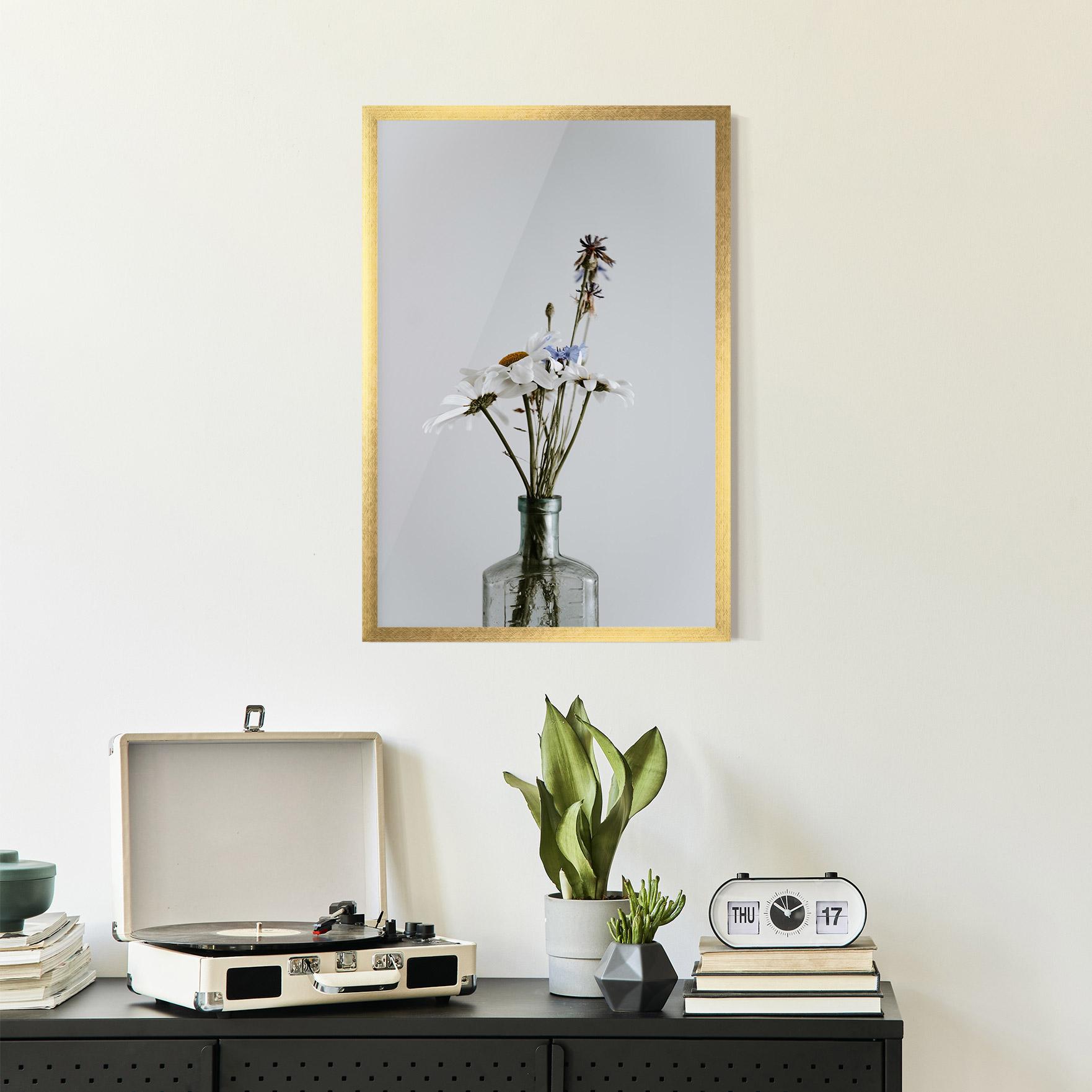 Gerahmte Poster White Flower Vase mockup 2