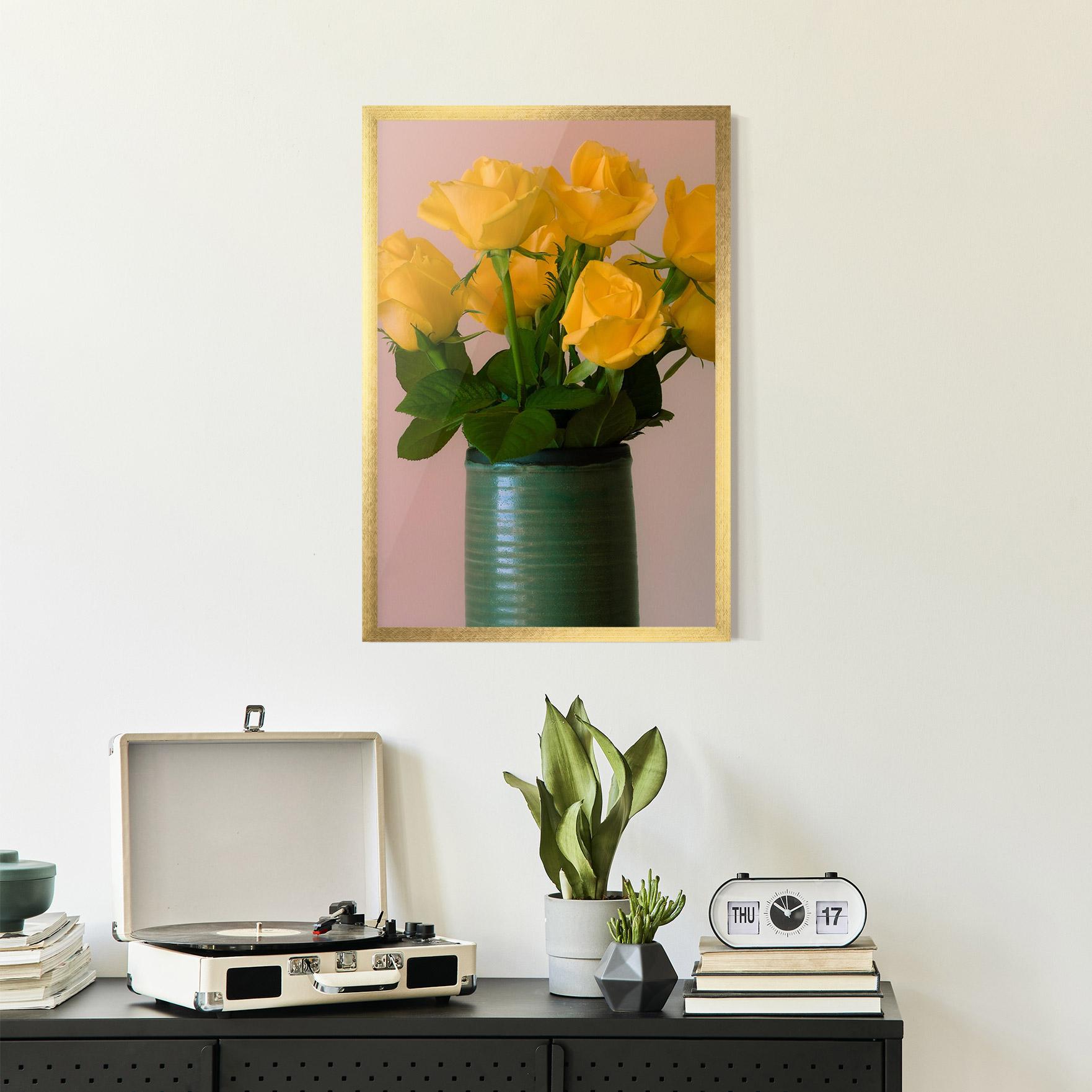 Gerahmte Poster Yellow Roses Vase mockup 2