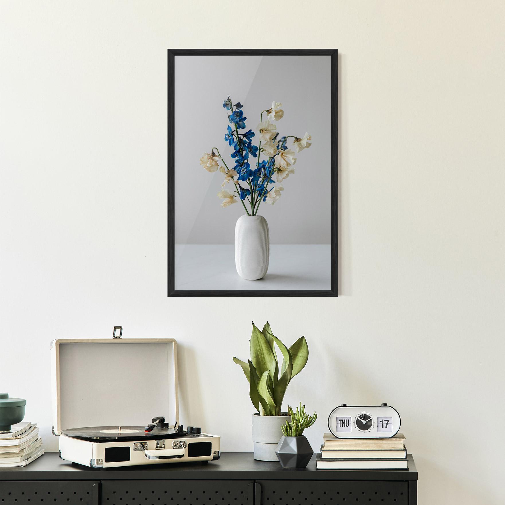 Gerahmte Poster Blue White Vase mockup 2