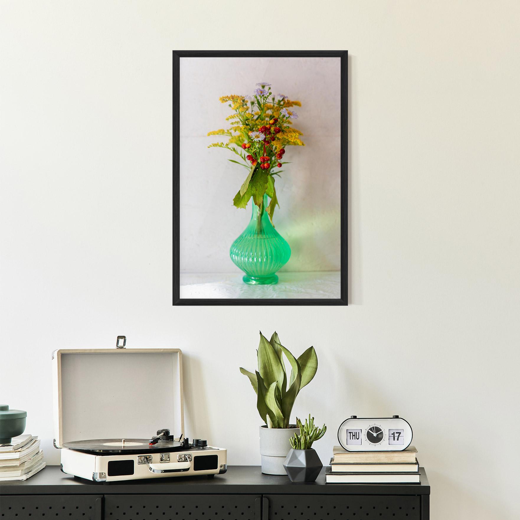 Gerahmte Poster Green Pretty Vase mockup 2