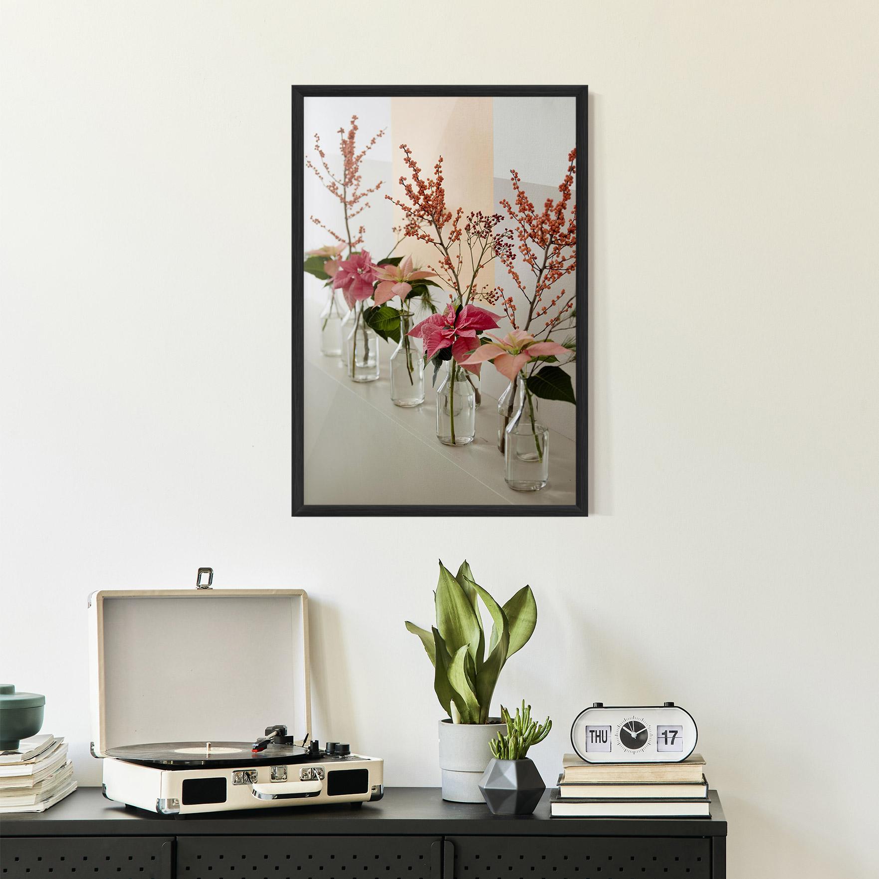 Gerahmte Poster Pink Red Flower Vase mockup 2