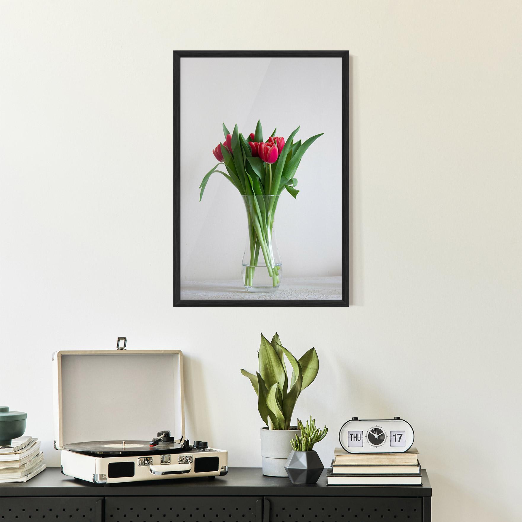 Gerahmte Poster Pretty Tulips Vase mockup 2