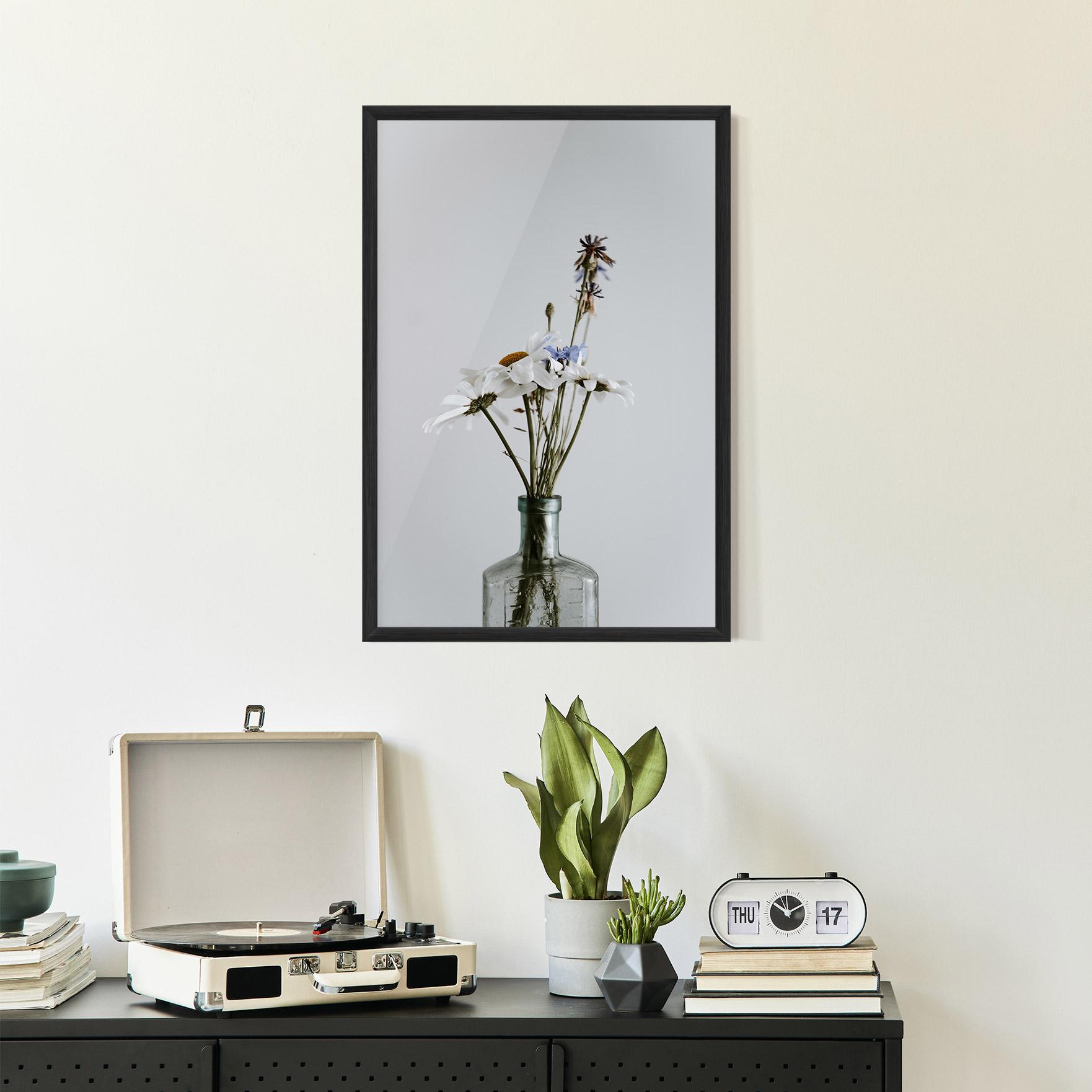 Gerahmte Poster White Flower Vase mockup 2