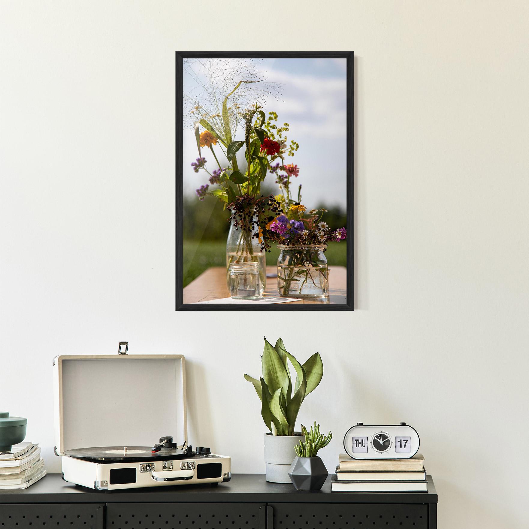 Gerahmte Poster Wild Flowers Vase mockup 2