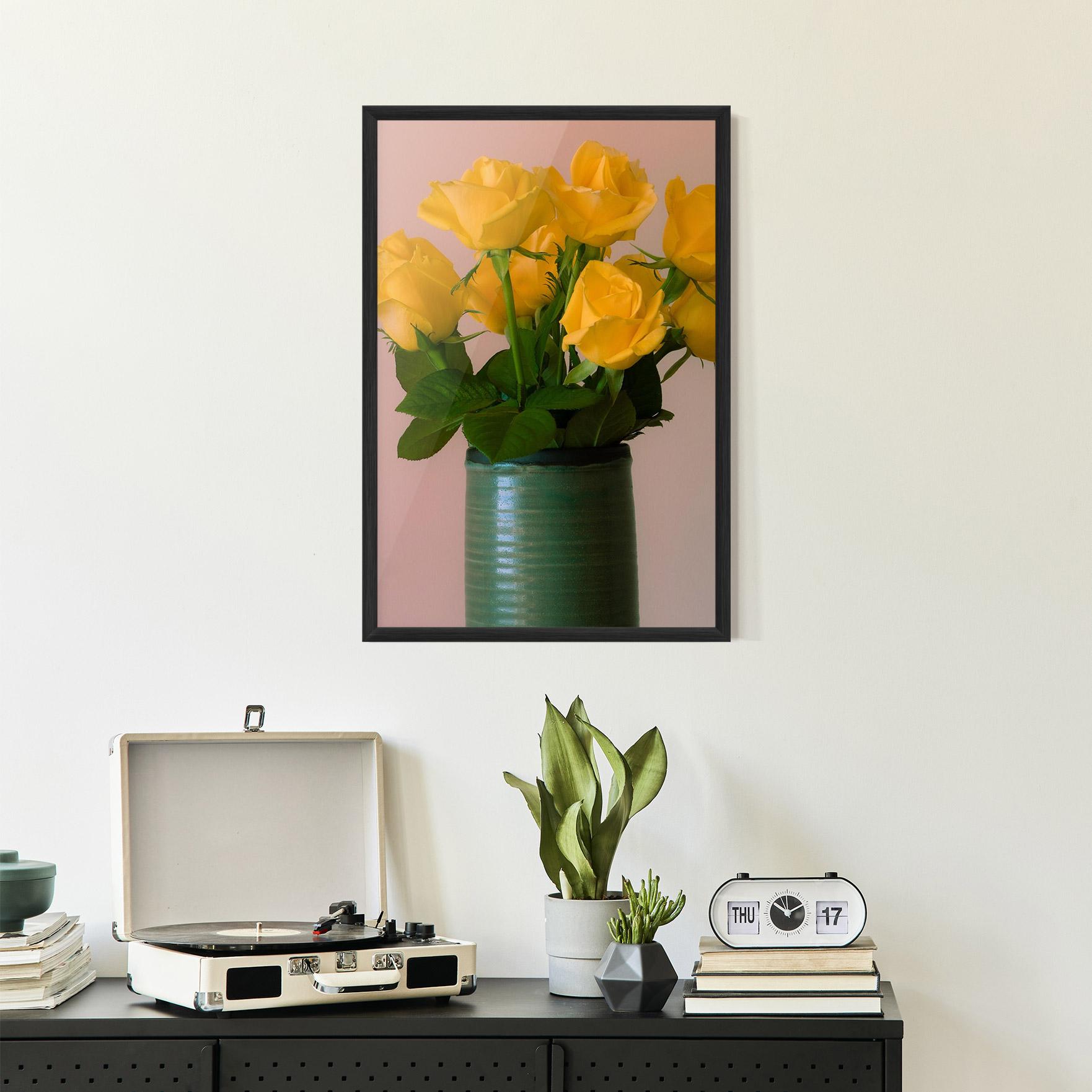 Gerahmte Poster Yellow Roses Vase mockup 2