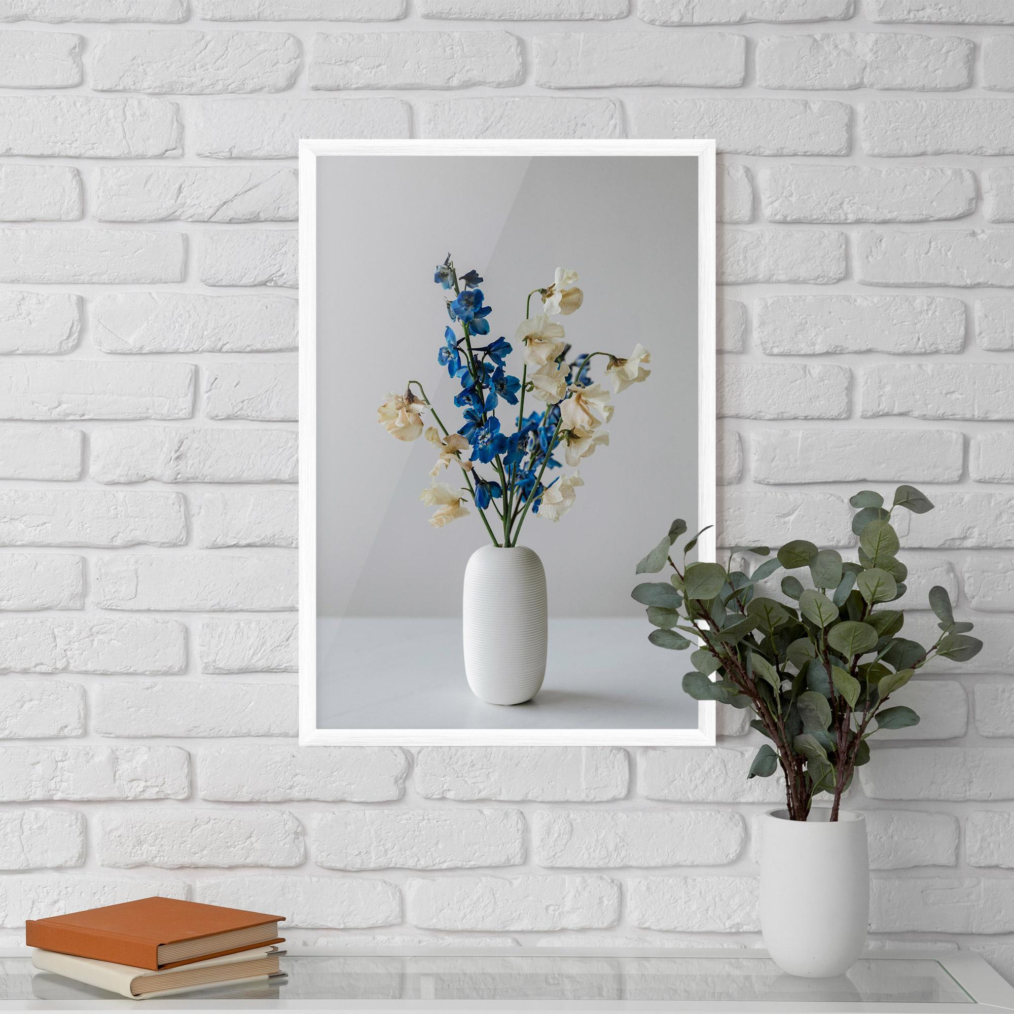 Gerahmte Poster Blue White Vase mockup 5