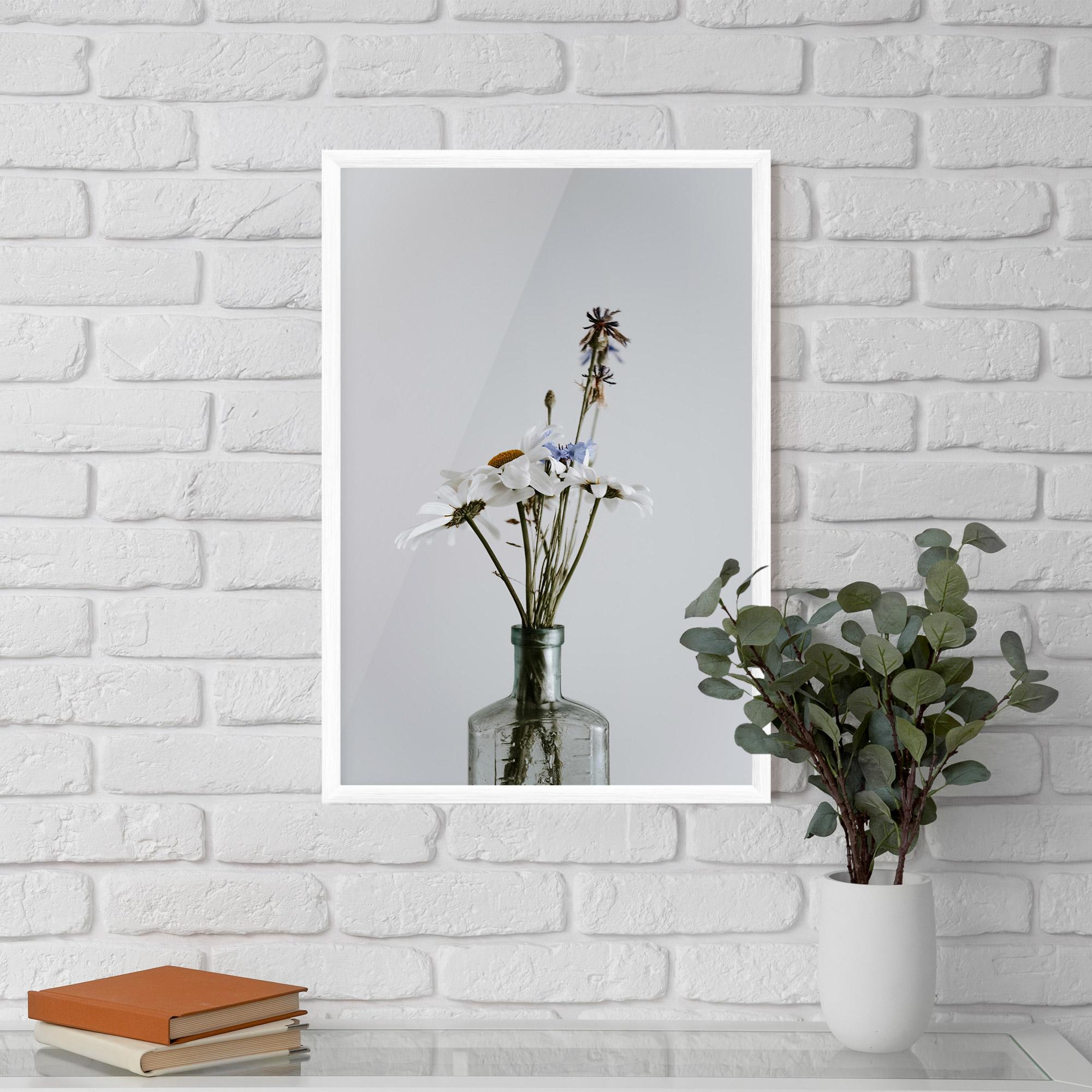 Gerahmte Poster White Flower Vase mockup 5
