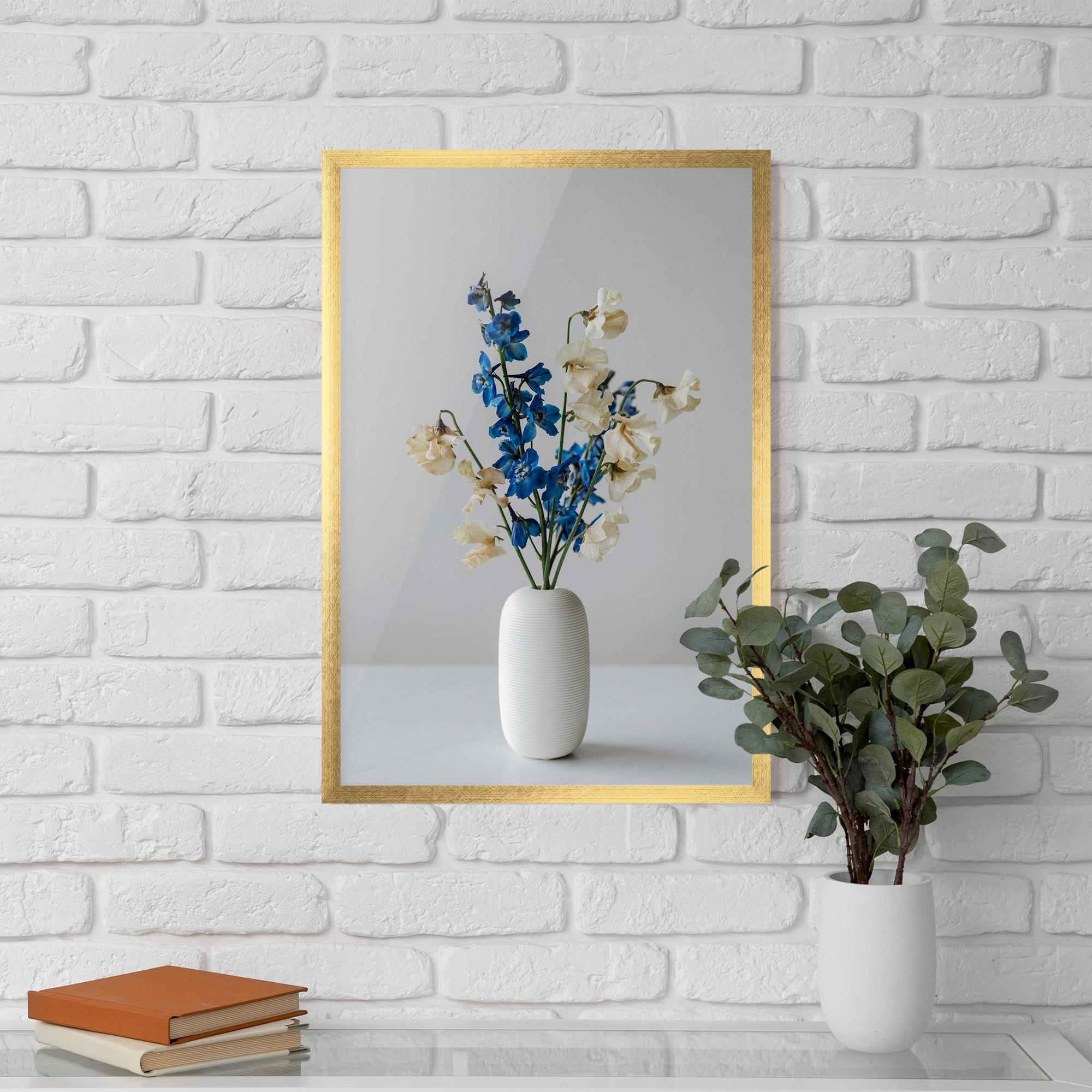 Gerahmte Poster Blue White Vase mockup 5