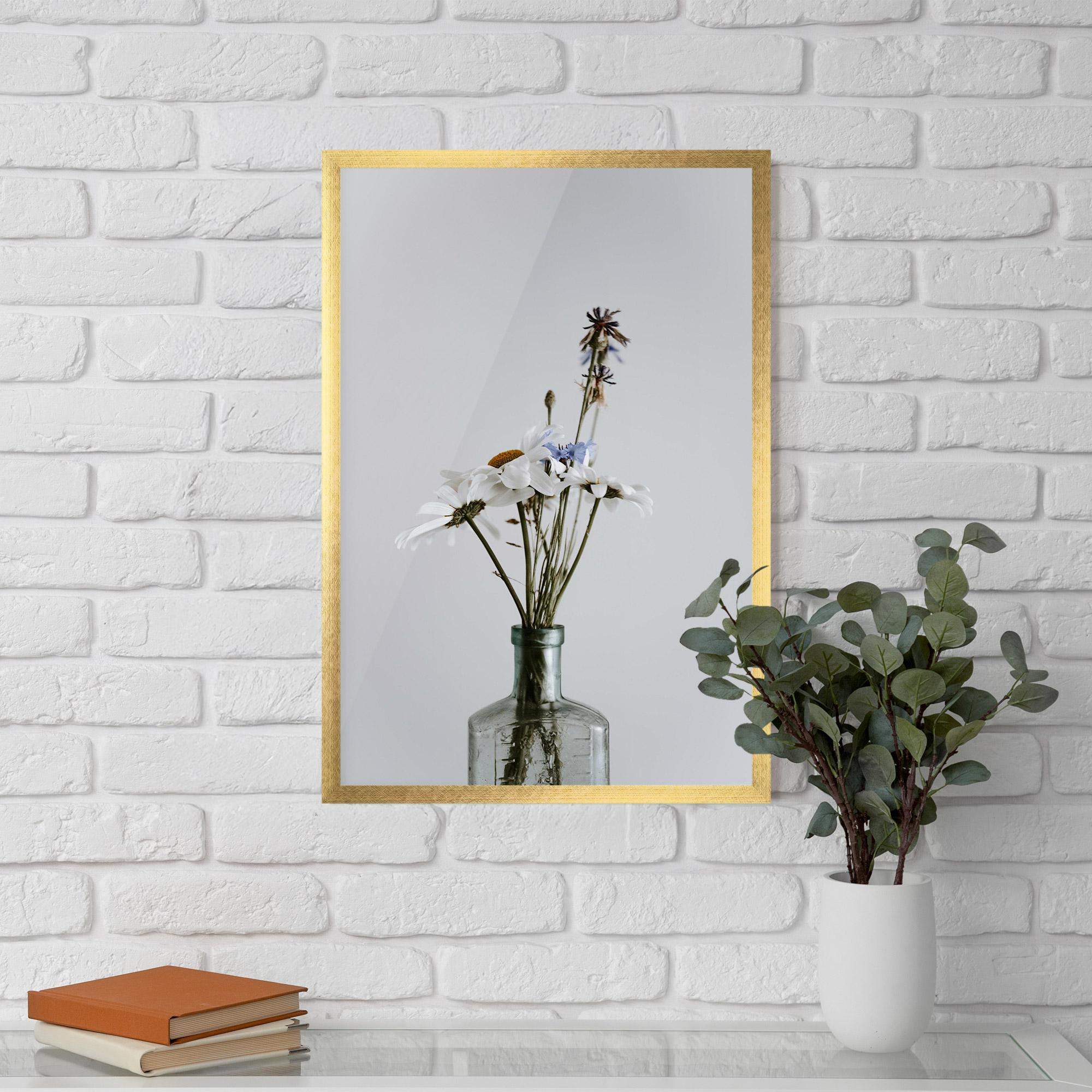 Gerahmte Poster White Flower Vase mockup 5