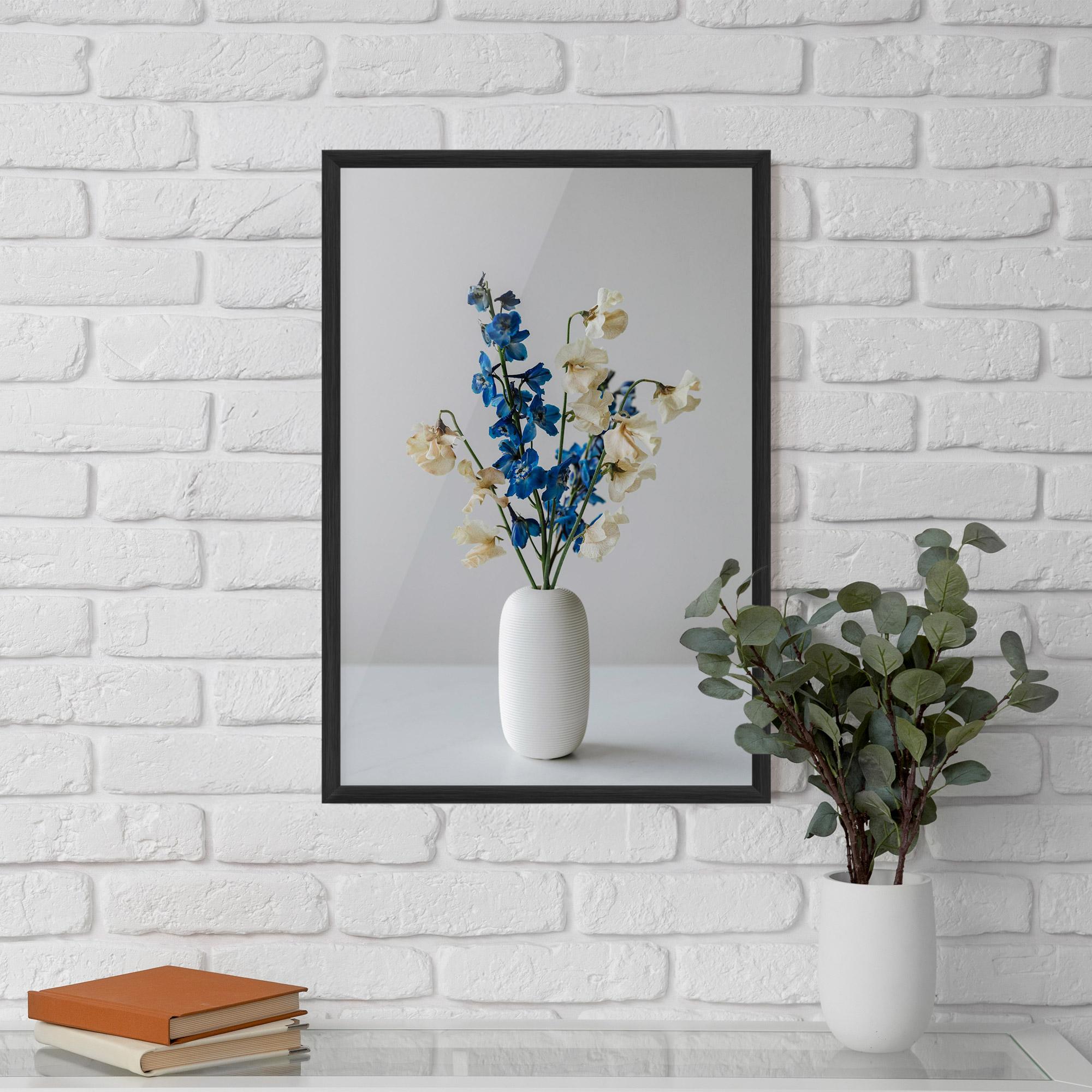 Gerahmte Poster Blue White Vase mockup 5