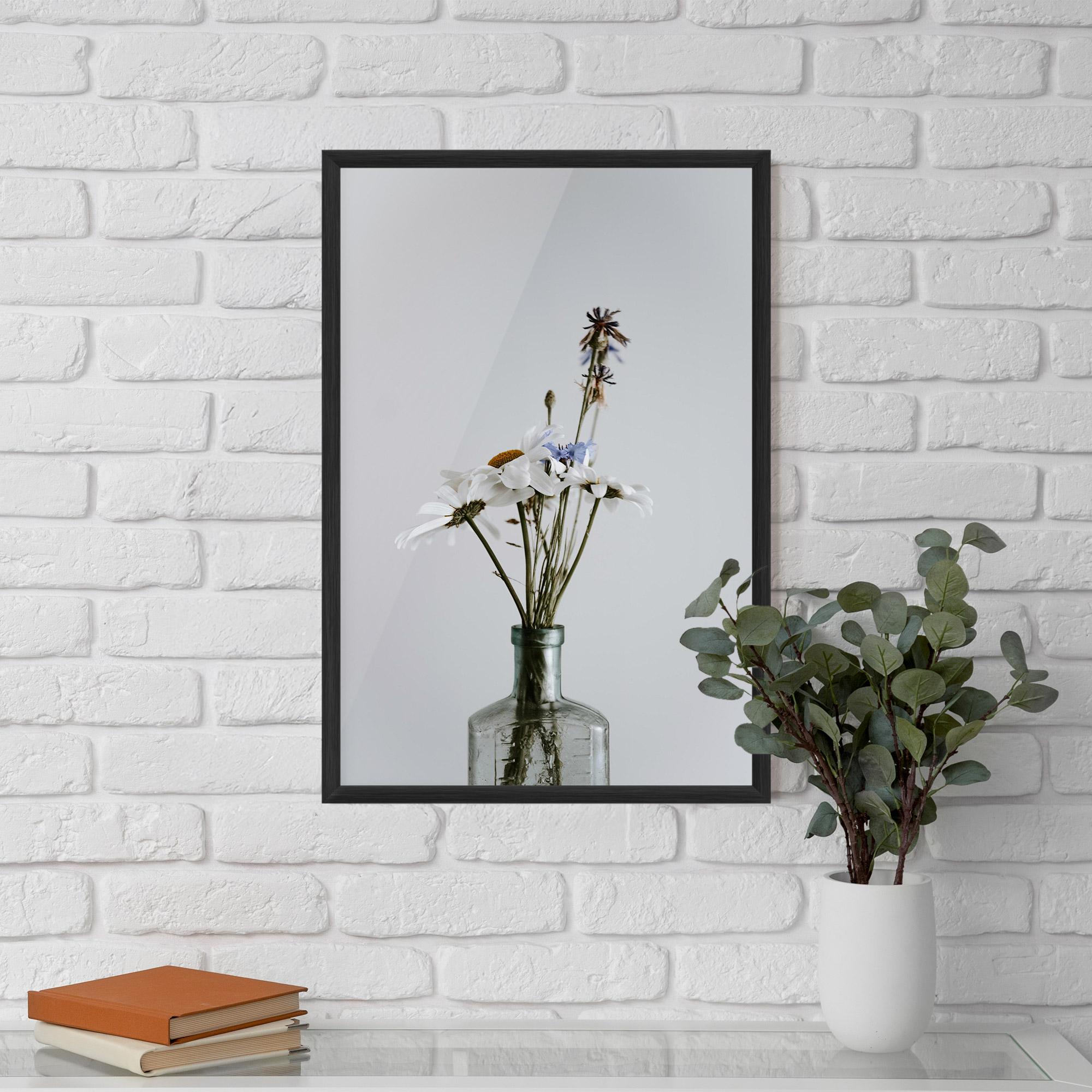 Gerahmte Poster White Flower Vase mockup 5