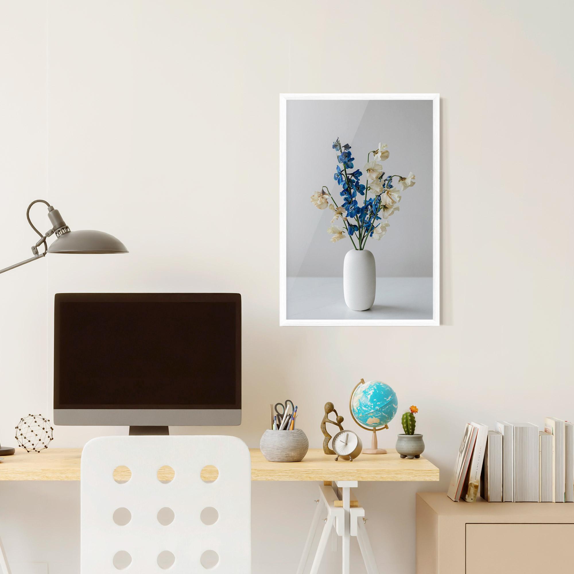 Gerahmte Poster Blue White Vase mockup 6