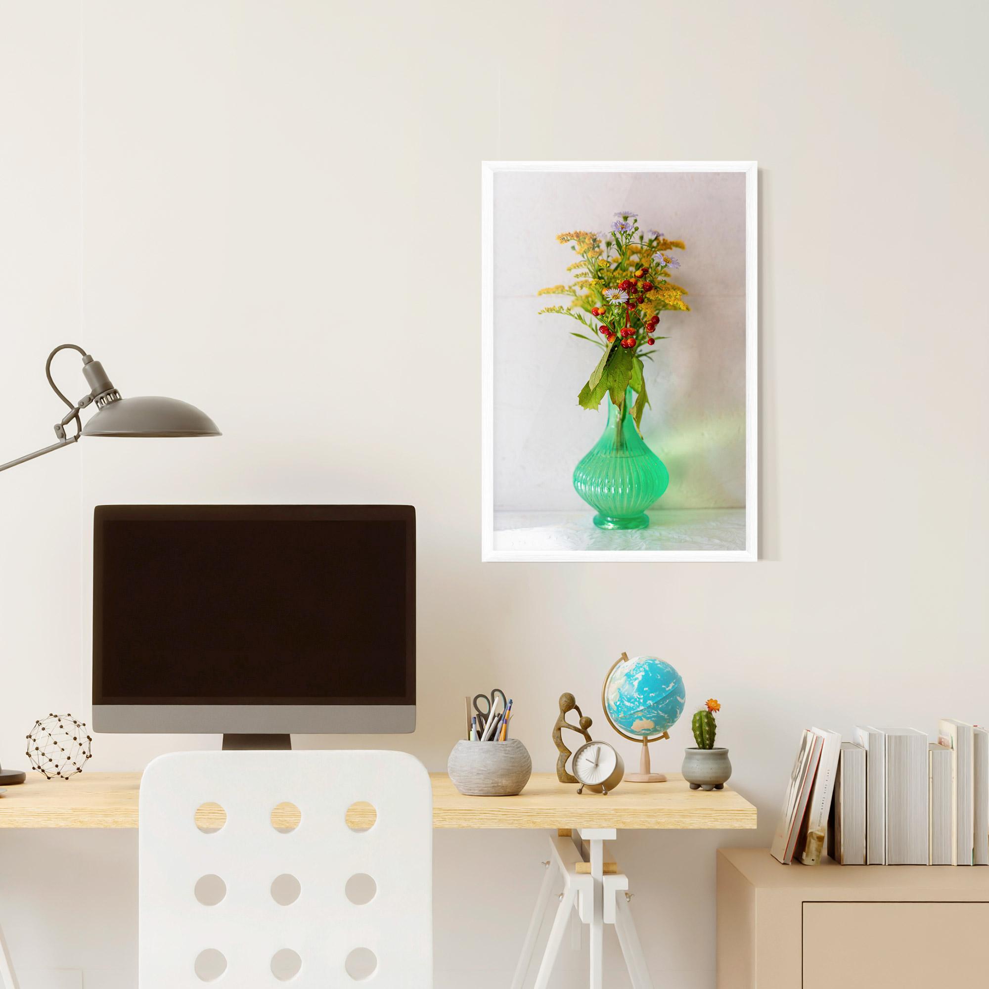 Gerahmte Poster Green Pretty Vase mockup 6