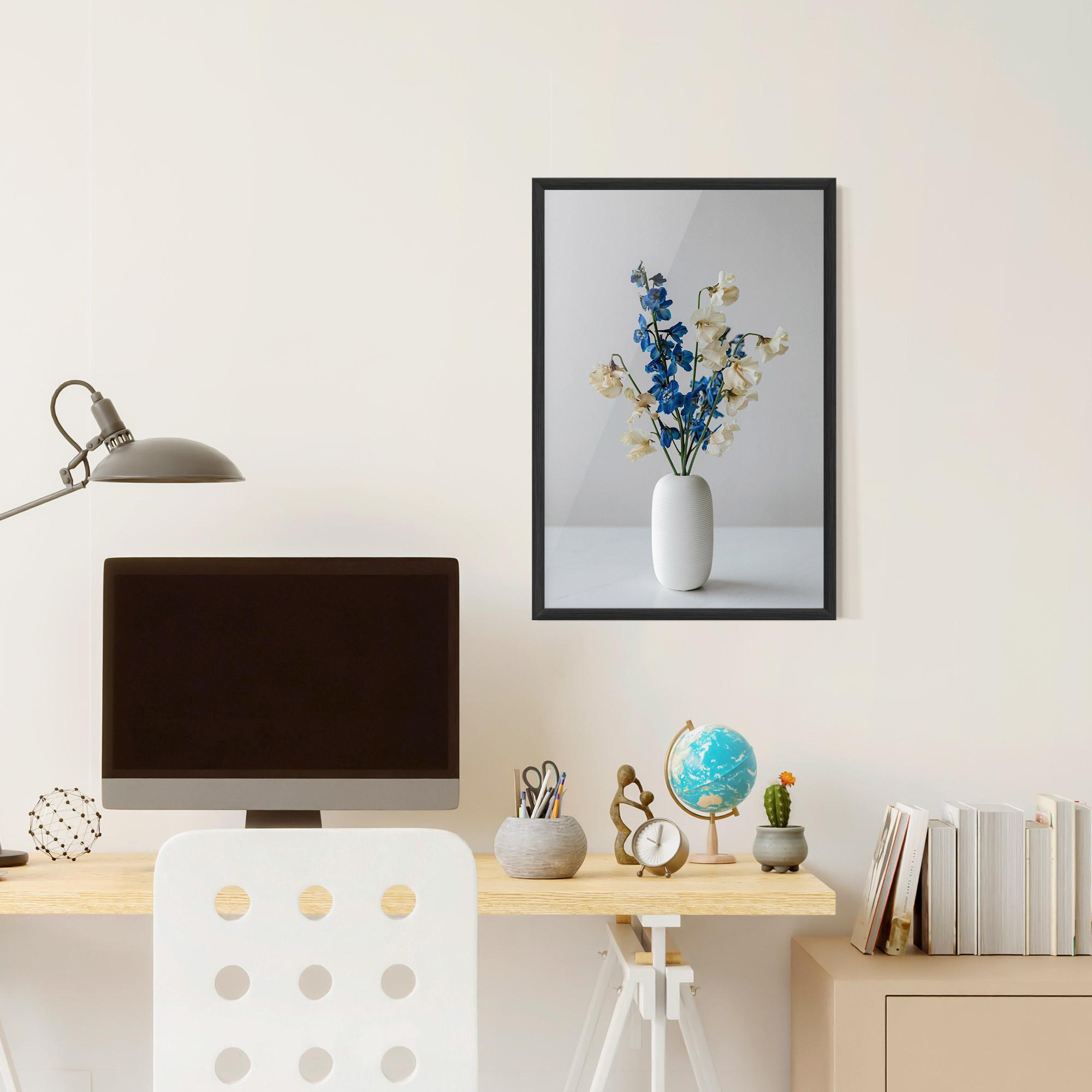 Gerahmte Poster Blue White Vase mockup 6