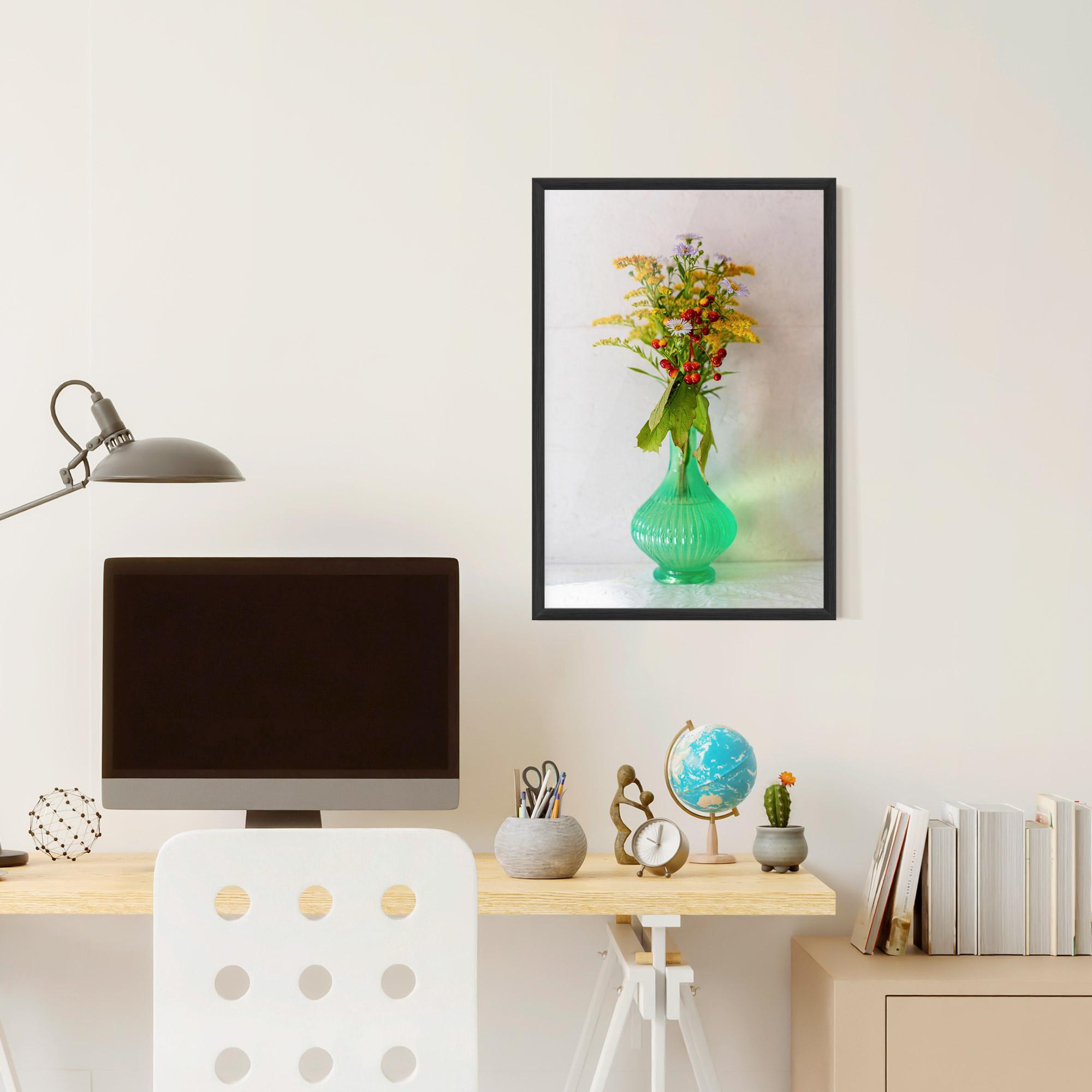 Gerahmte Poster Green Pretty Vase mockup 6