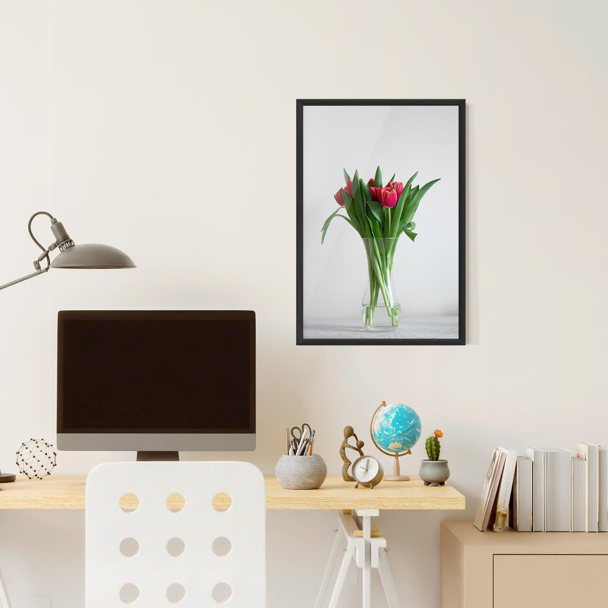 Gerahmte Poster Pretty Tulips Vase mockup 6