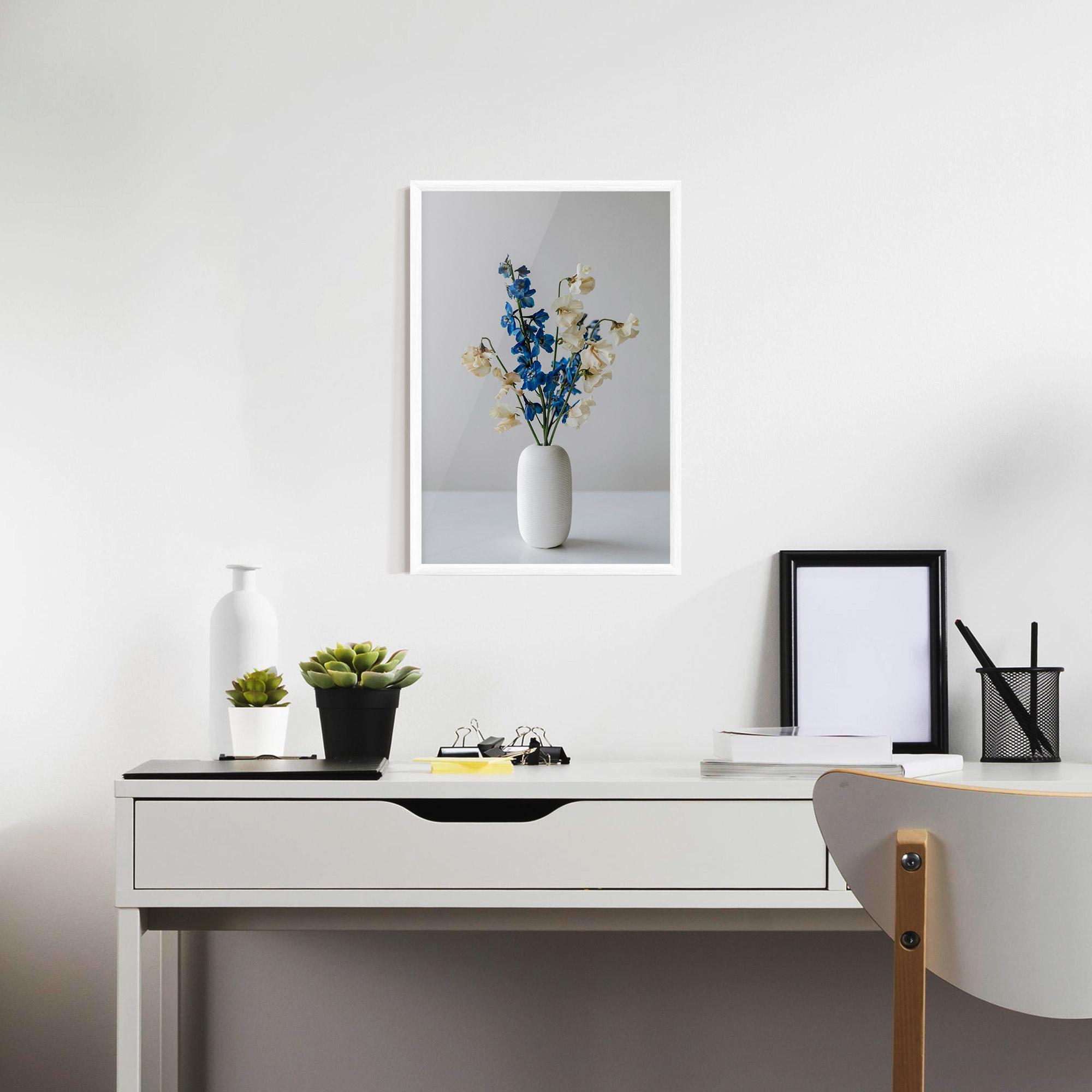Gerahmte Poster Blue White Vase mockup 7