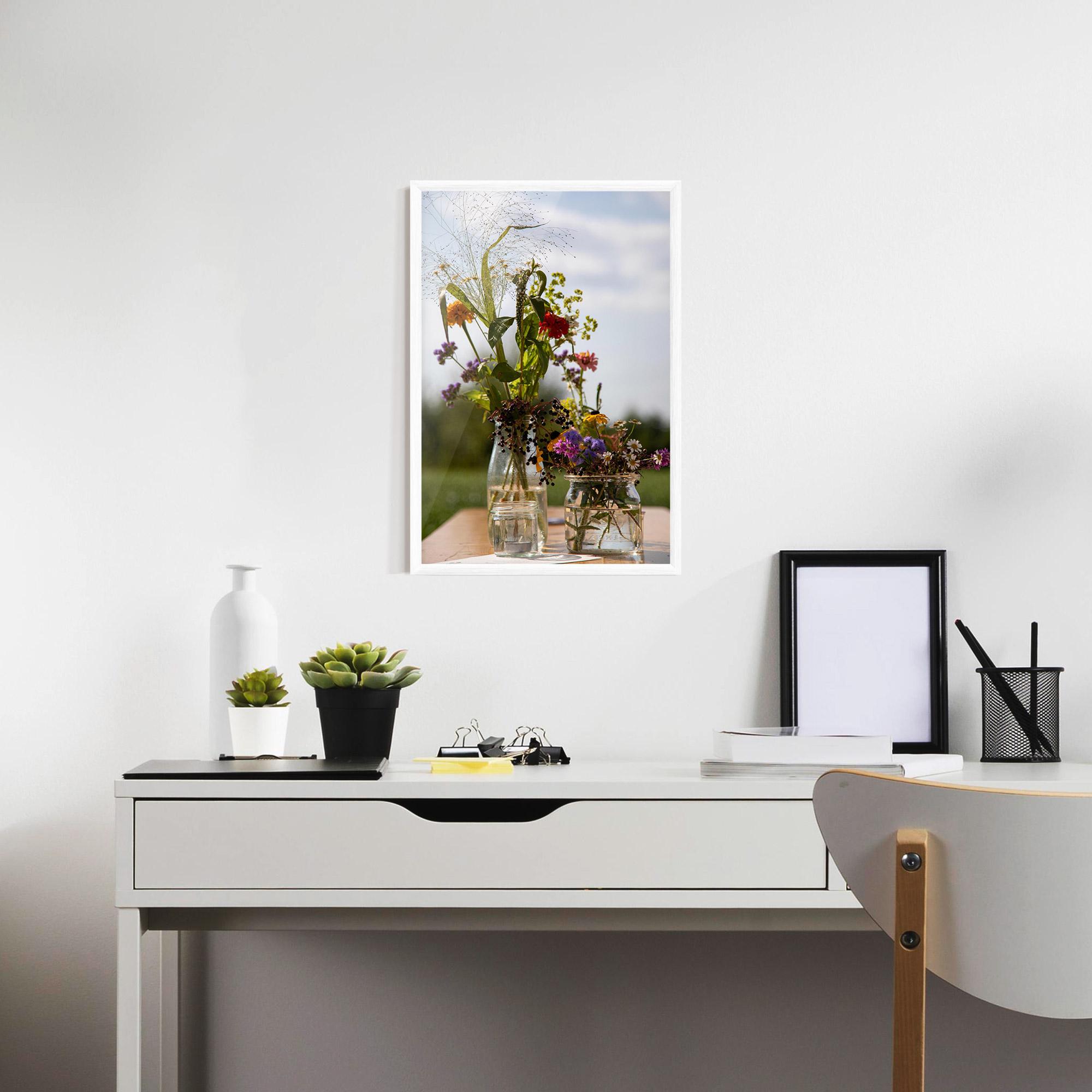 Gerahmte Poster Wild Flowers Vase mockup 7