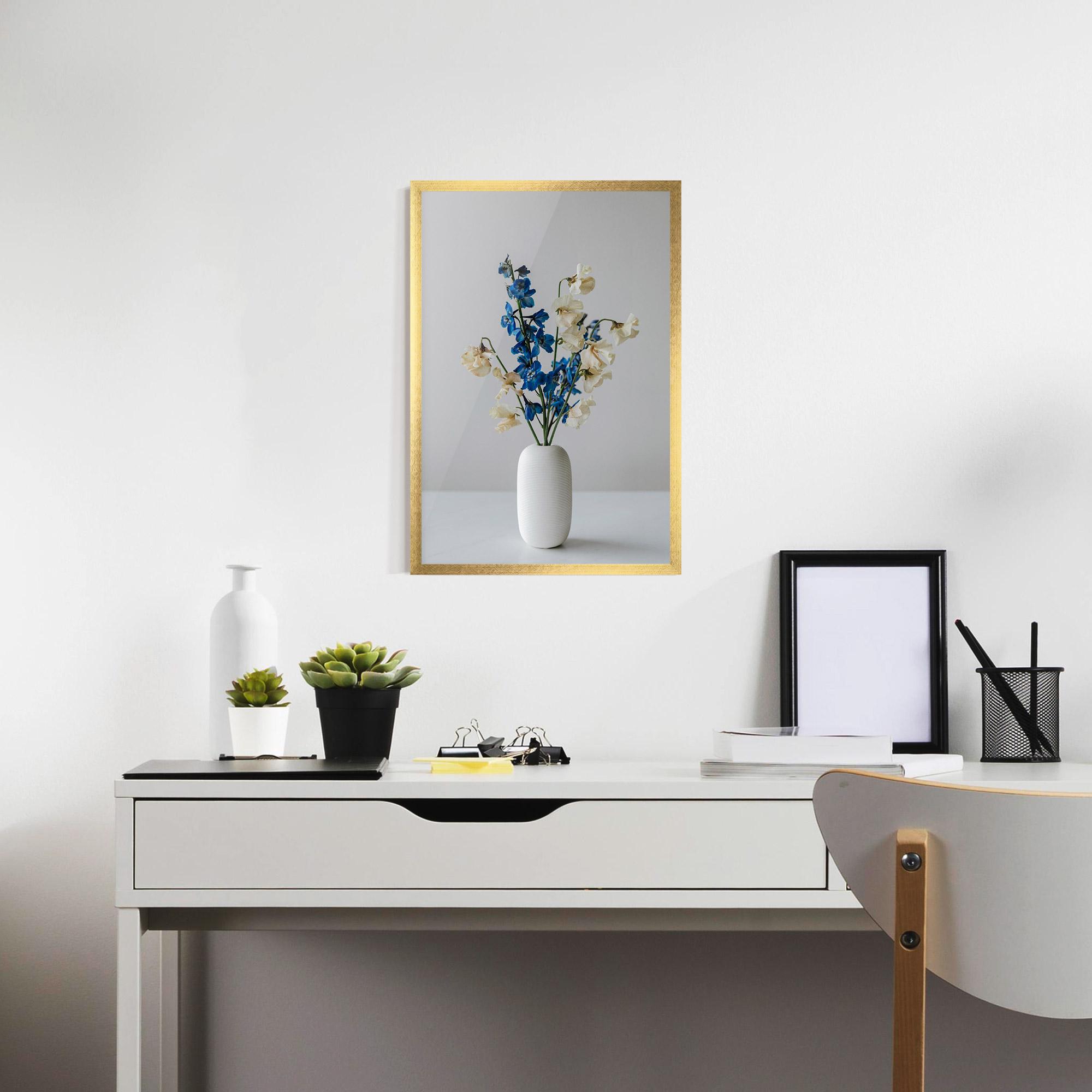 Gerahmte Poster Blue White Vase mockup 7