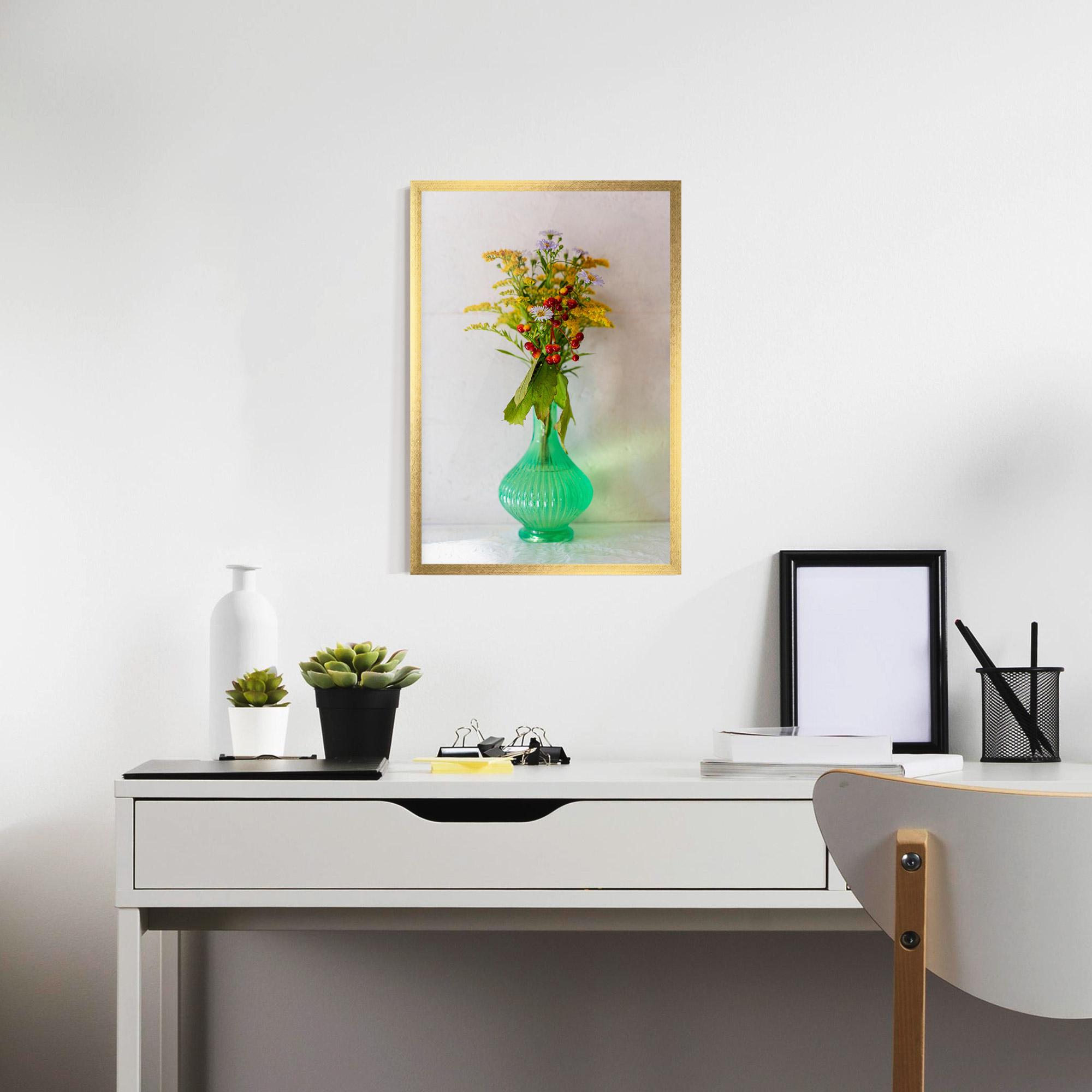 Gerahmte Poster Green Pretty Vase mockup 7