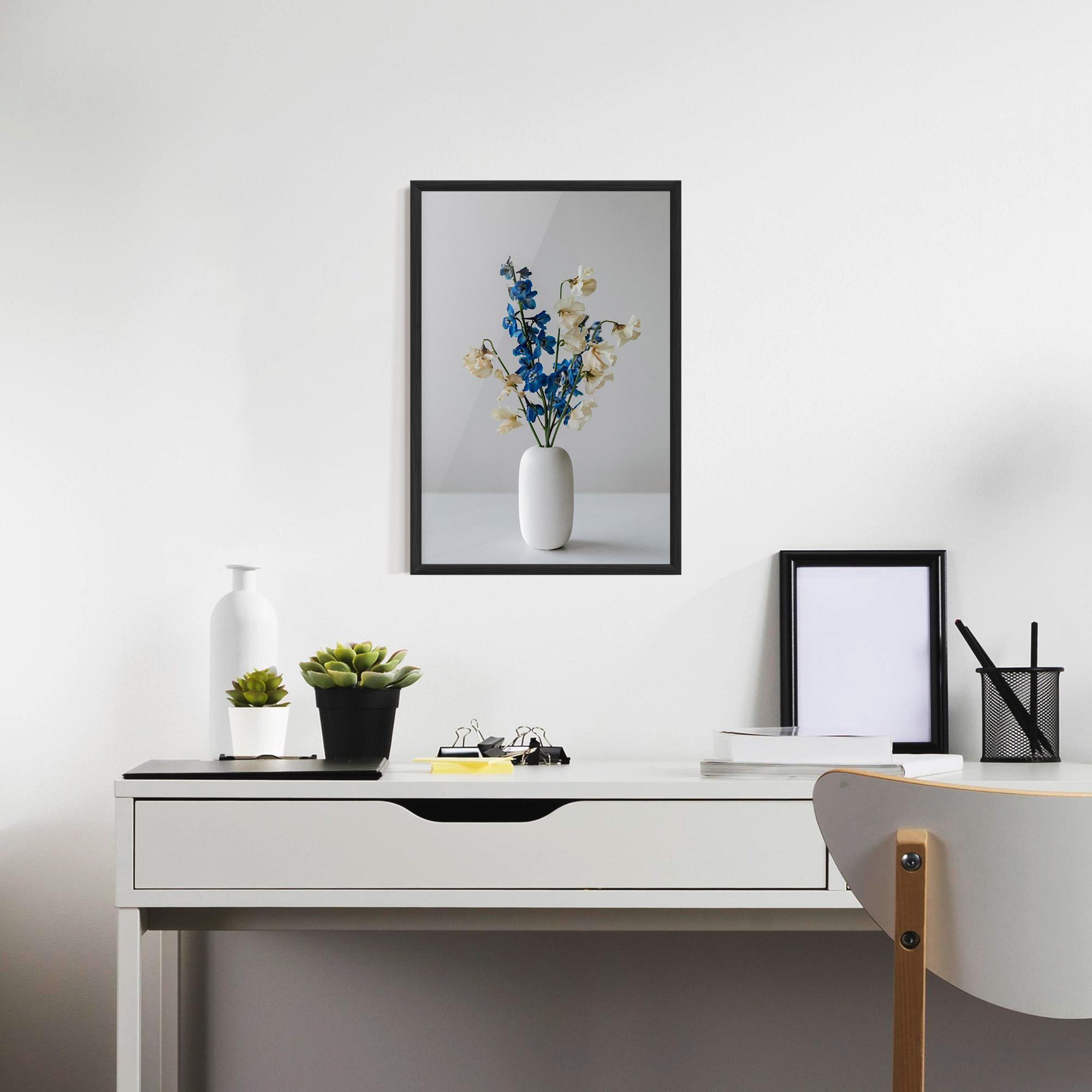 Gerahmte Poster Blue White Vase mockup 7