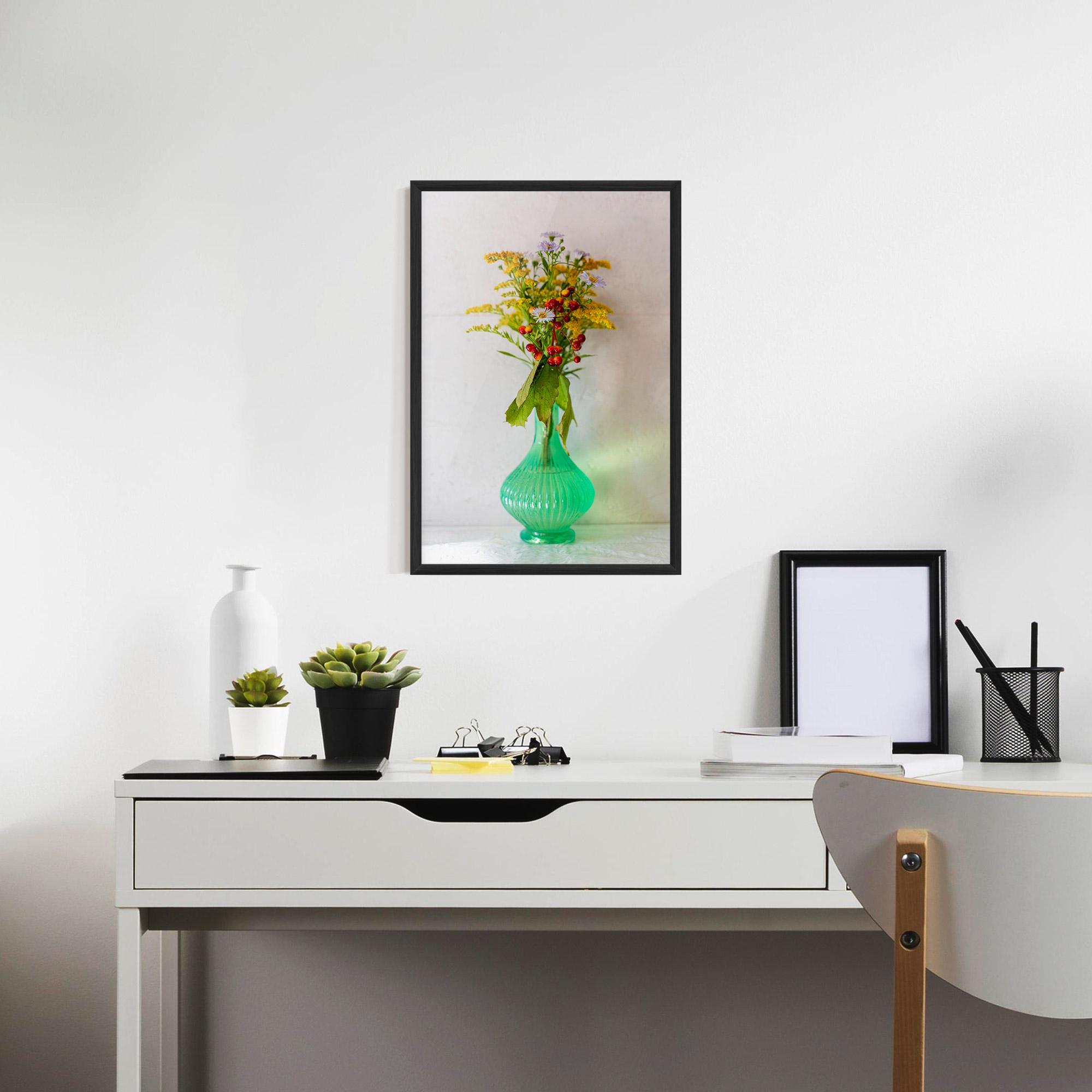 Gerahmte Poster Green Pretty Vase mockup 7