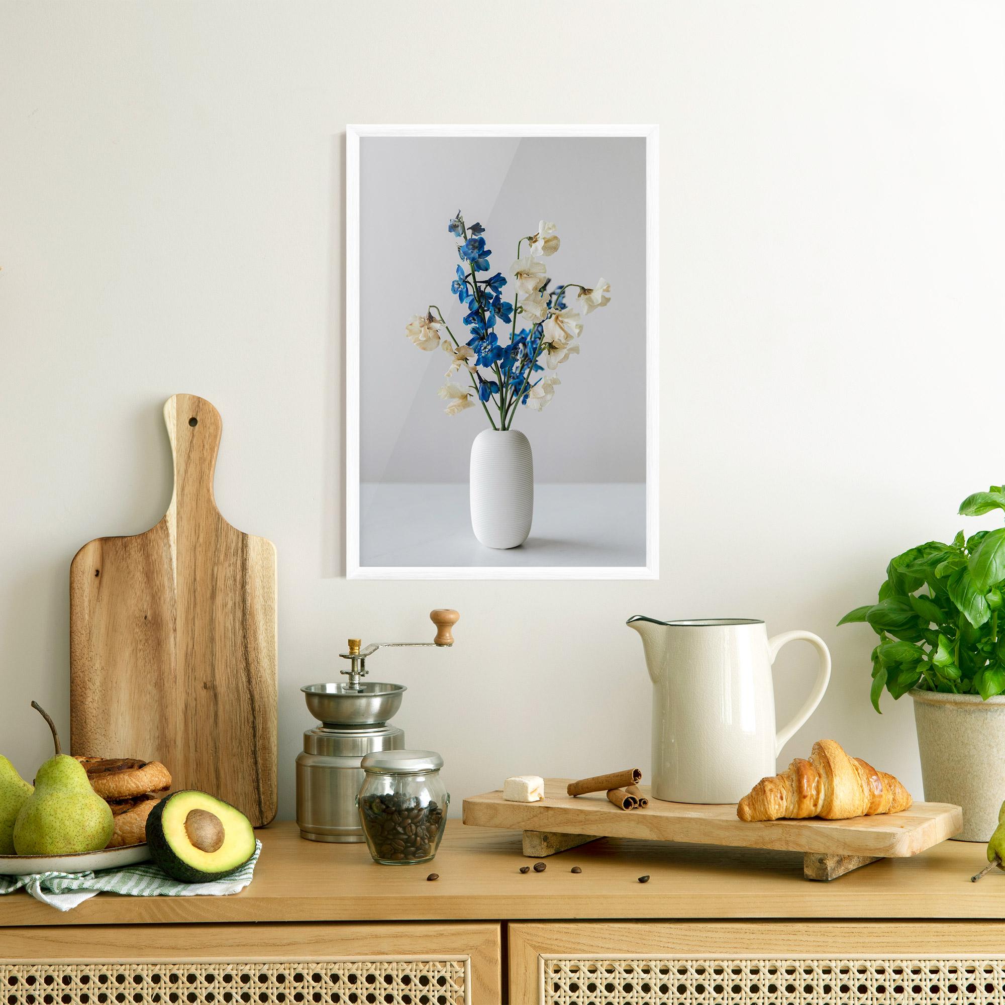 Gerahmte Poster Blue White Vase mockup 8