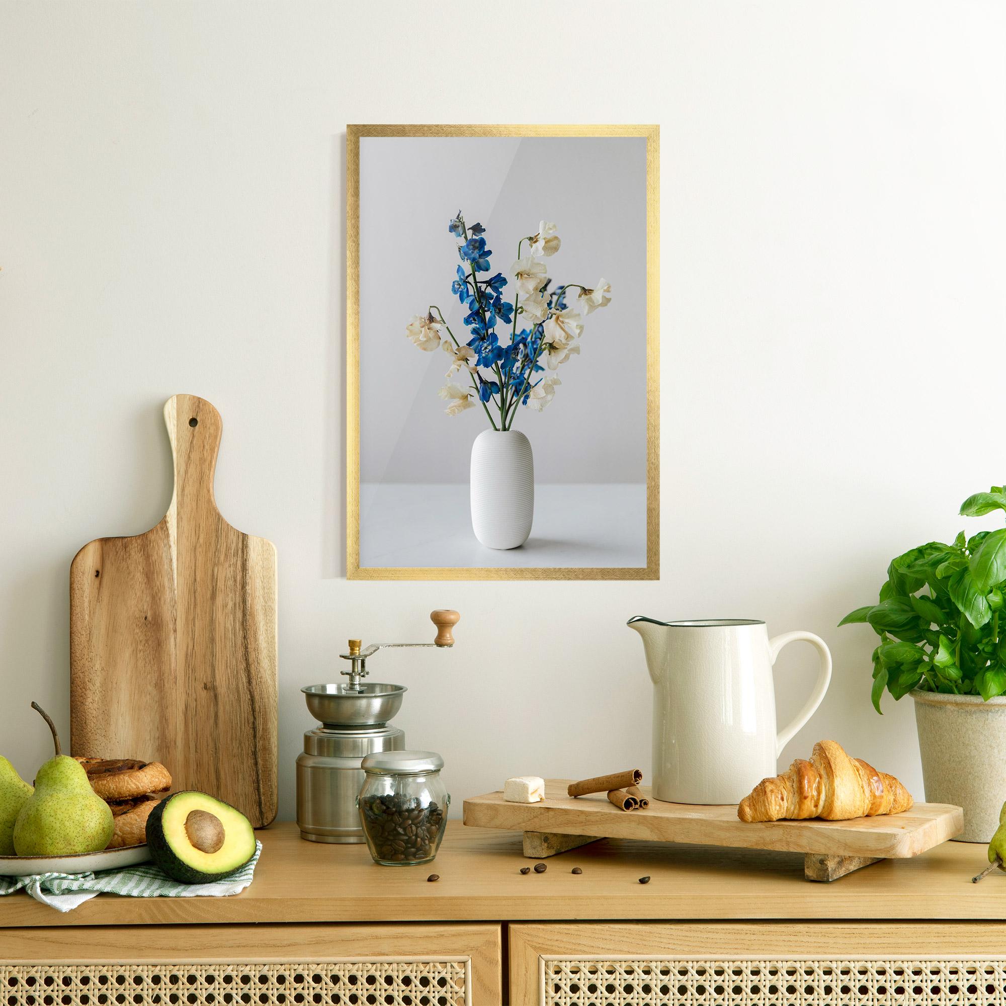 Gerahmte Poster Blue White Vase mockup 8